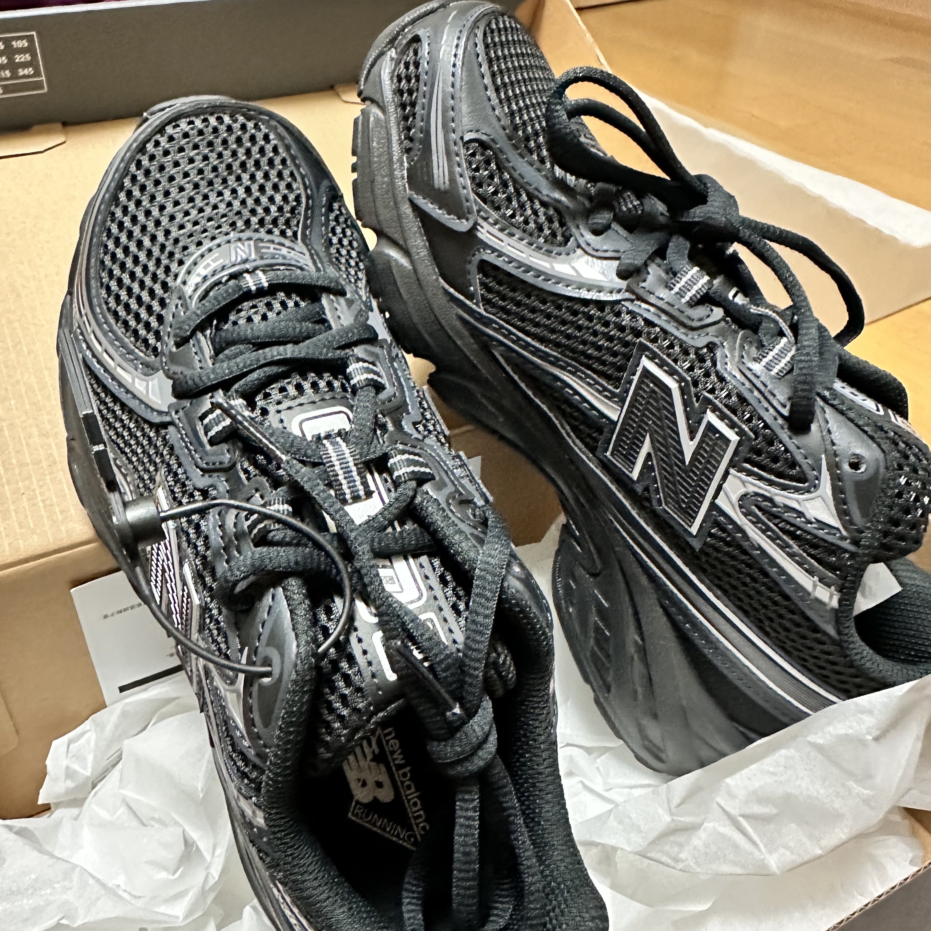 New Balance 740v2 Black Silver Metallic 착용 스타일 - 2
