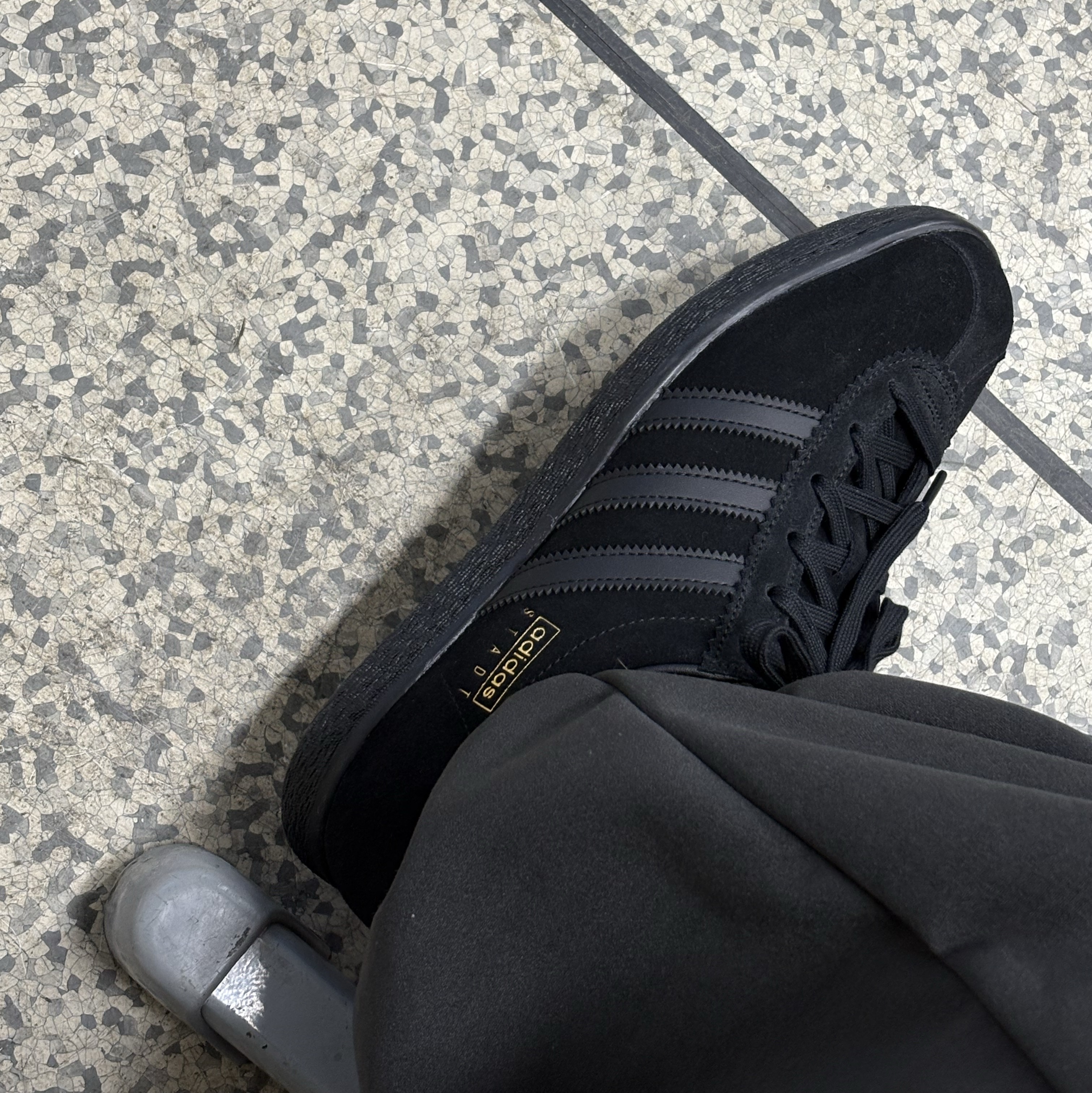Adidas Stadt Core Black Carbon 착용 스타일 - 1