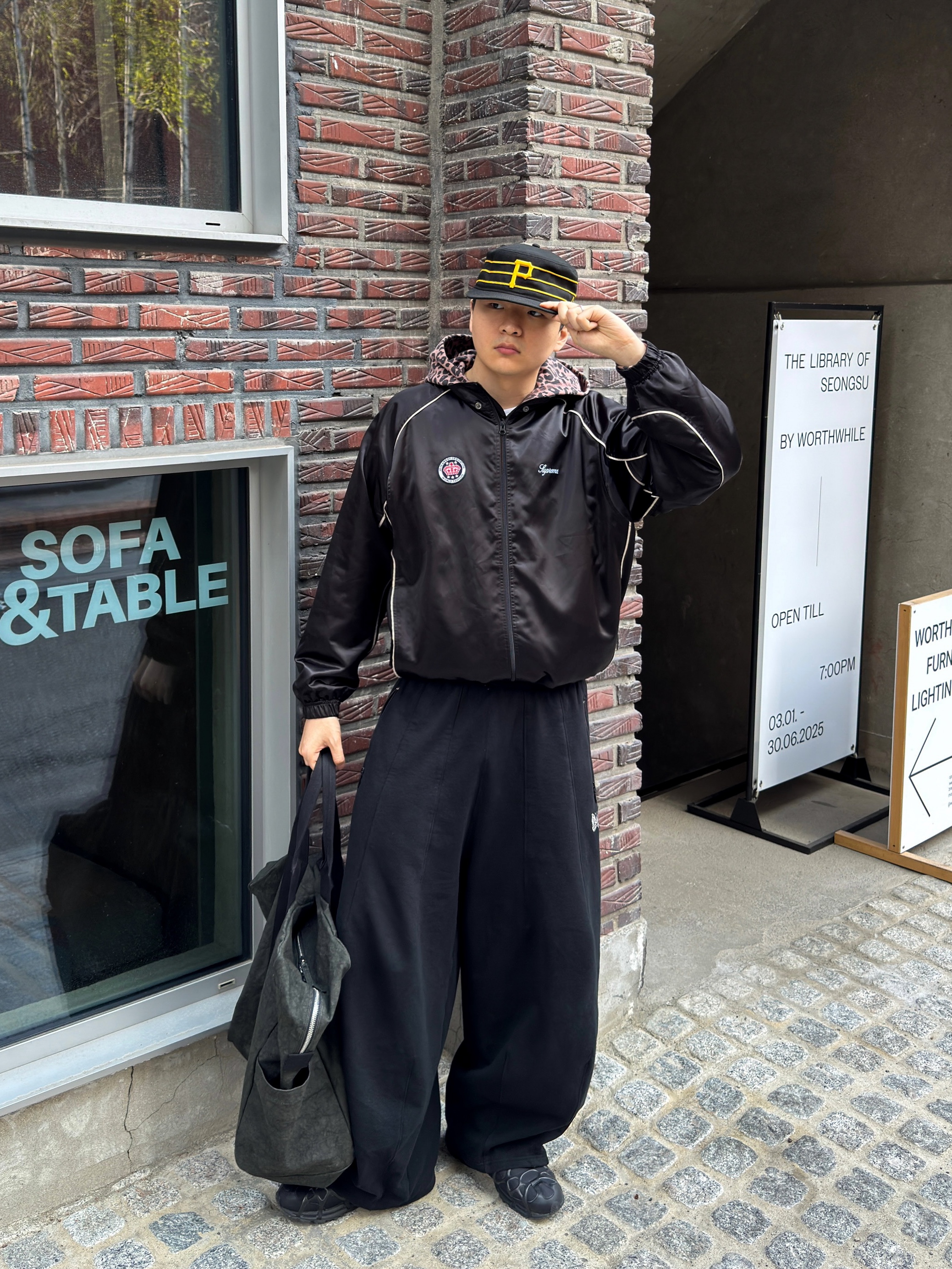 Stussy Canvas Flight Bag Washed Black, Nike Air Kukini Triple Black 착용 스타일 - 3