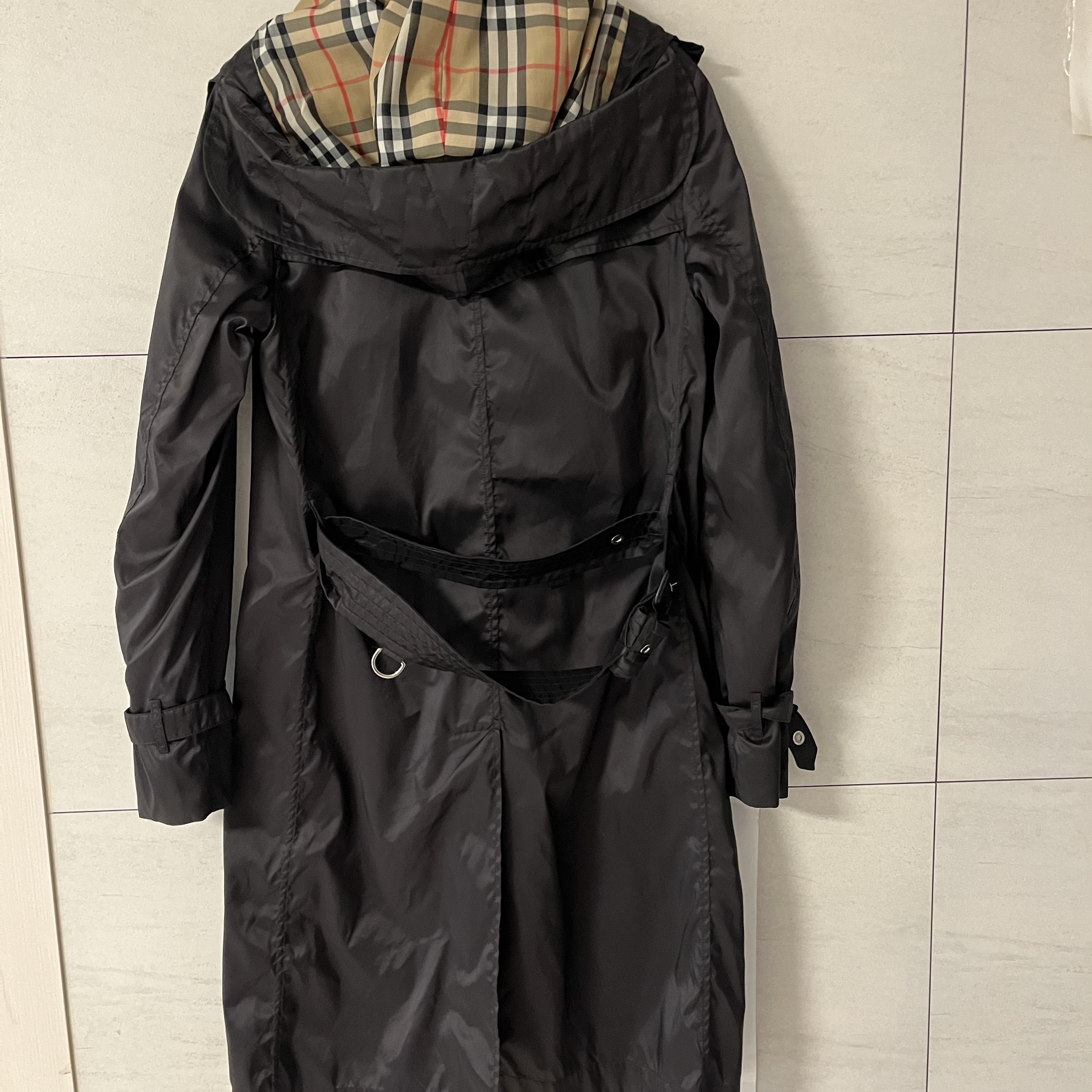 (W) Burberry Detachable Hood Teffeta Kensington Trench Coat Black 착용 스타일 - 4