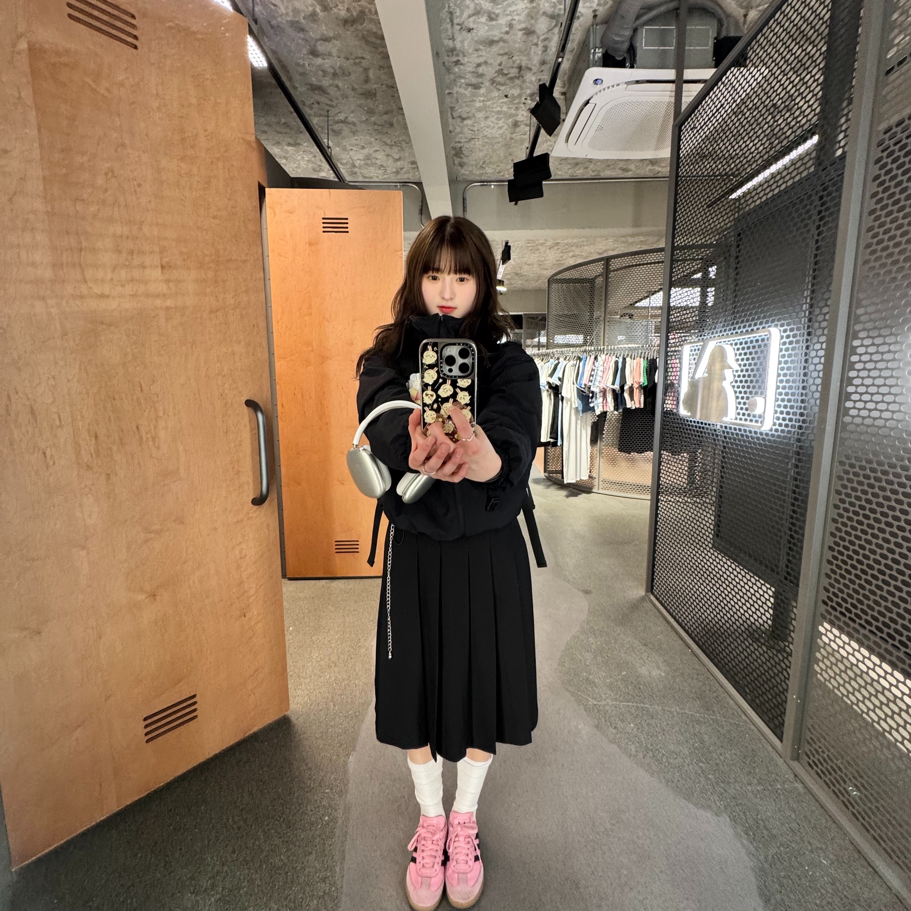 Adidas x Inter Miami CF Samba Pink Core Black, Apple AirPods Max Lightning Silver (Korean Ver.) 착용 스타일 - 1