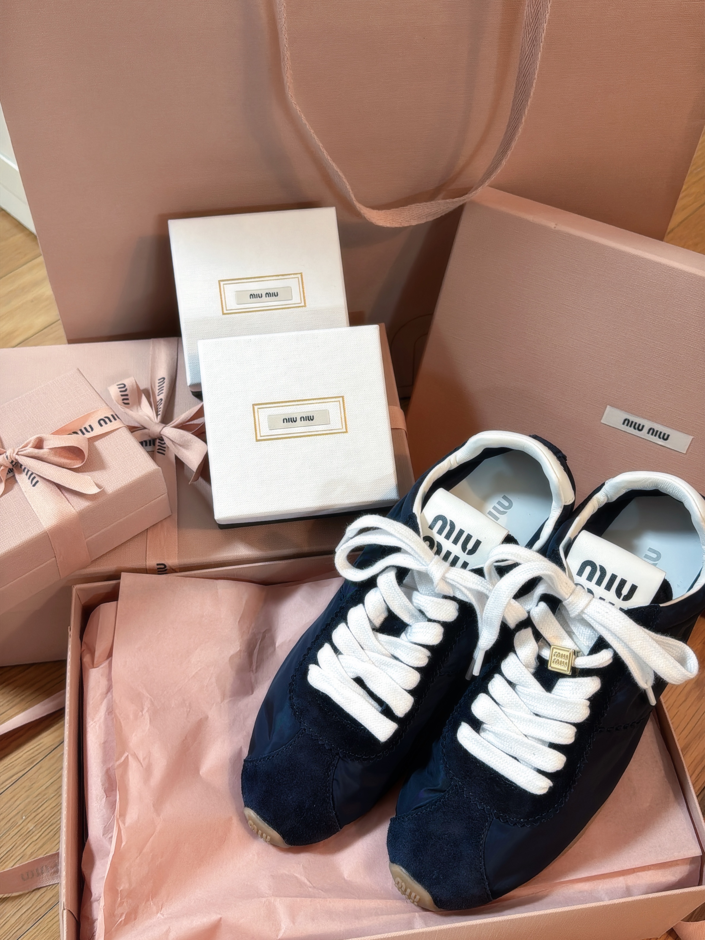 (W) Miu Miu Suede Sneakers Navy 착용 스타일 - 1