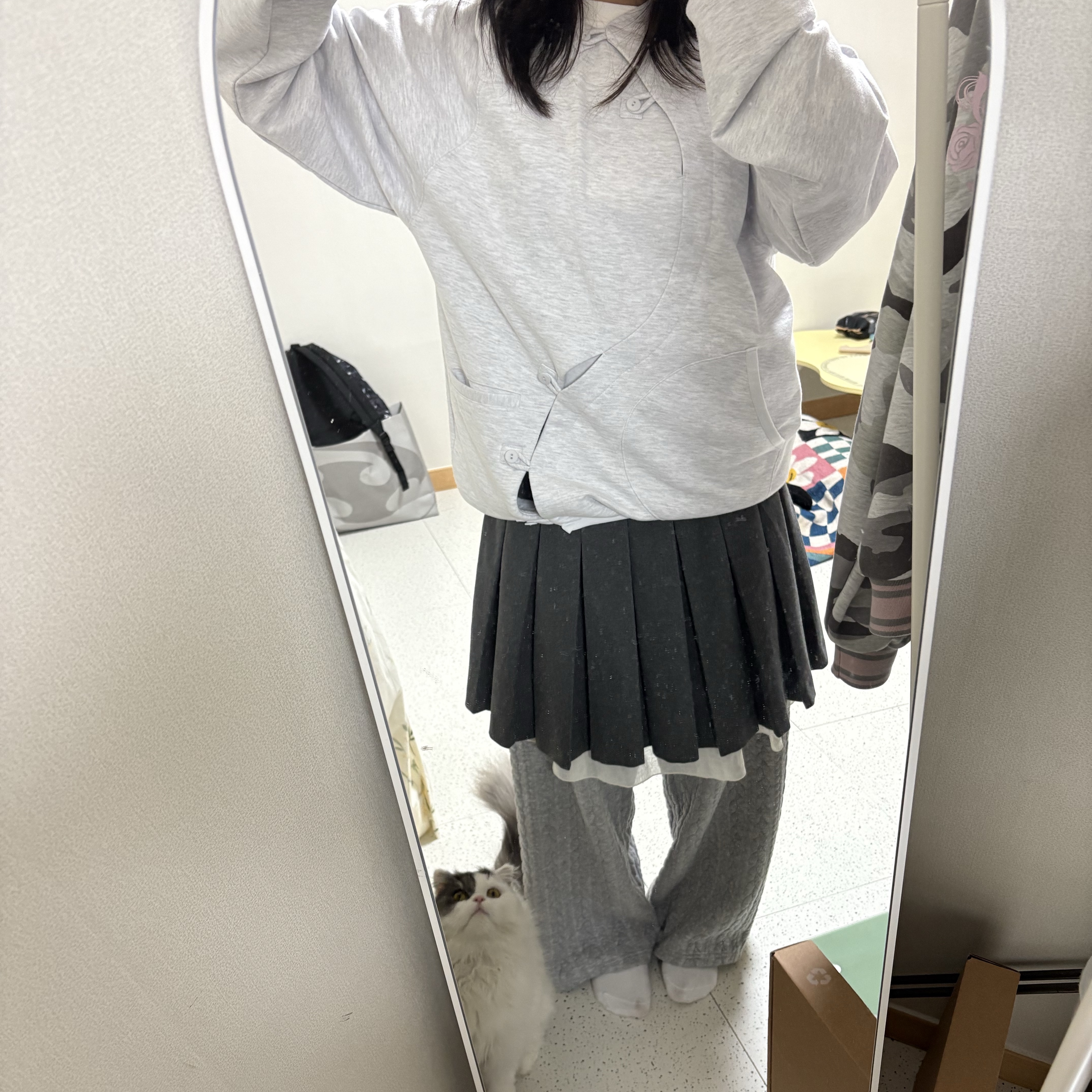 Sansan Gear Button Hoodie White Melange 착용 스타일