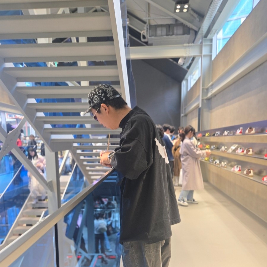 이지 갭 엔지니어드 바이 발렌시아가 도브 3/4 슬리브 티셔츠 블랙, 슈프림 반다나 캠프캡 블랙 - 21SS 착용 스타일 - 3
