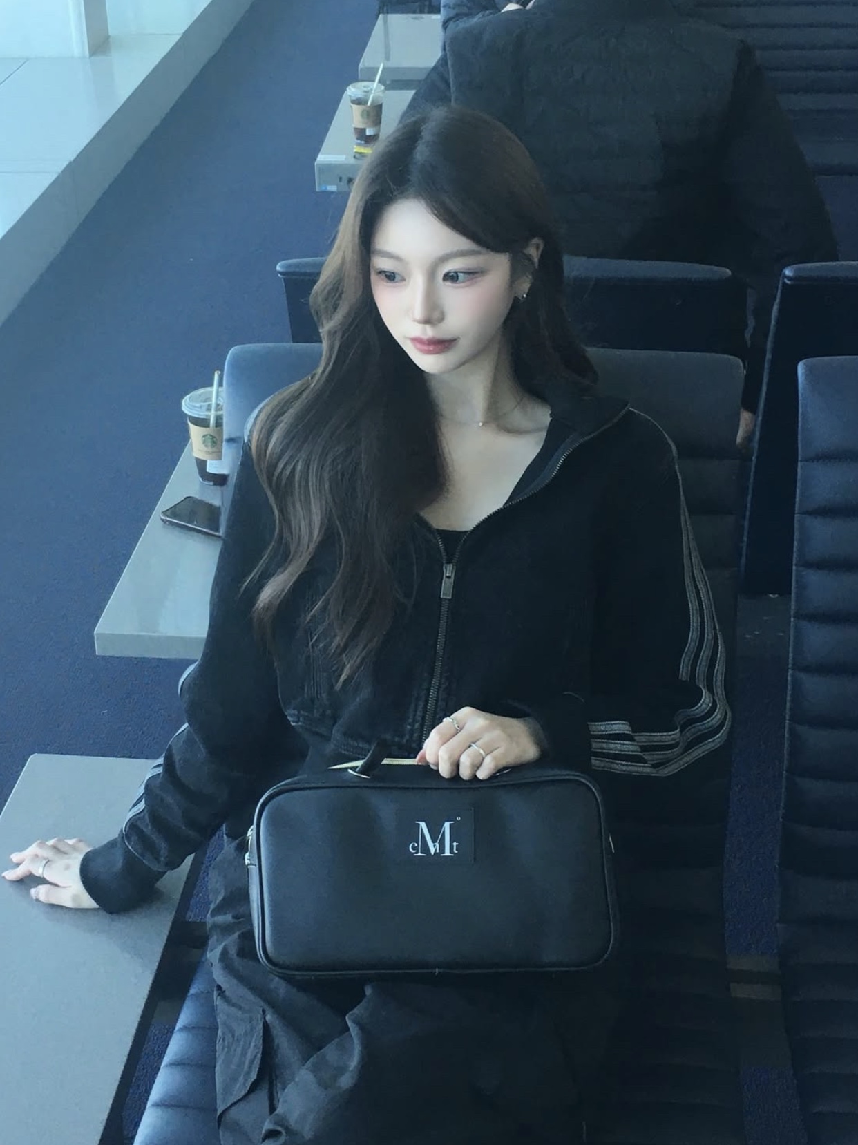 MUCENT Carbu Big Eyelet Leather Mini Bag Black 착용 스타일 - 2