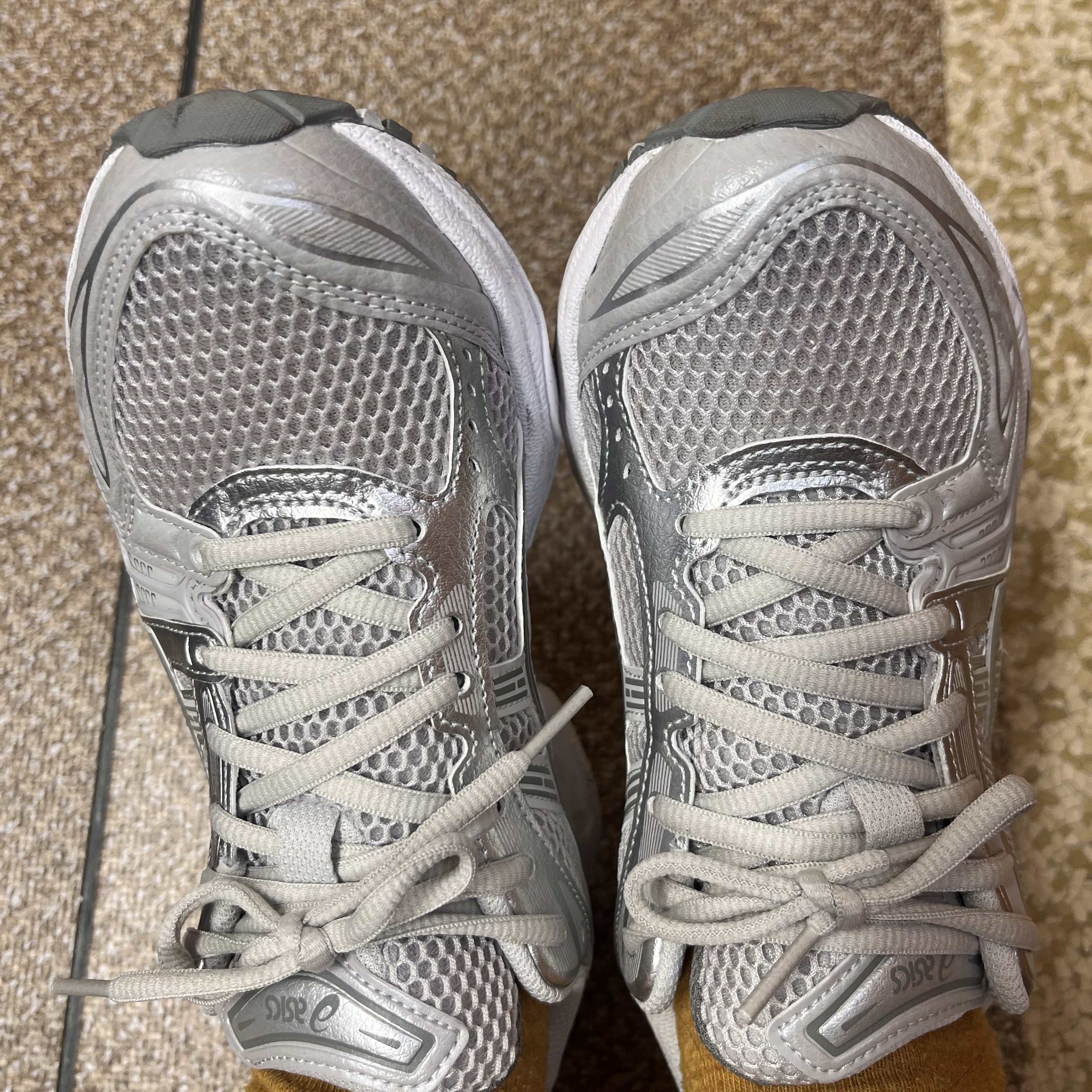 (W) Asics Gel-Kayano 14 Cloud Grey Clay Grey 착용 스타일 - 2