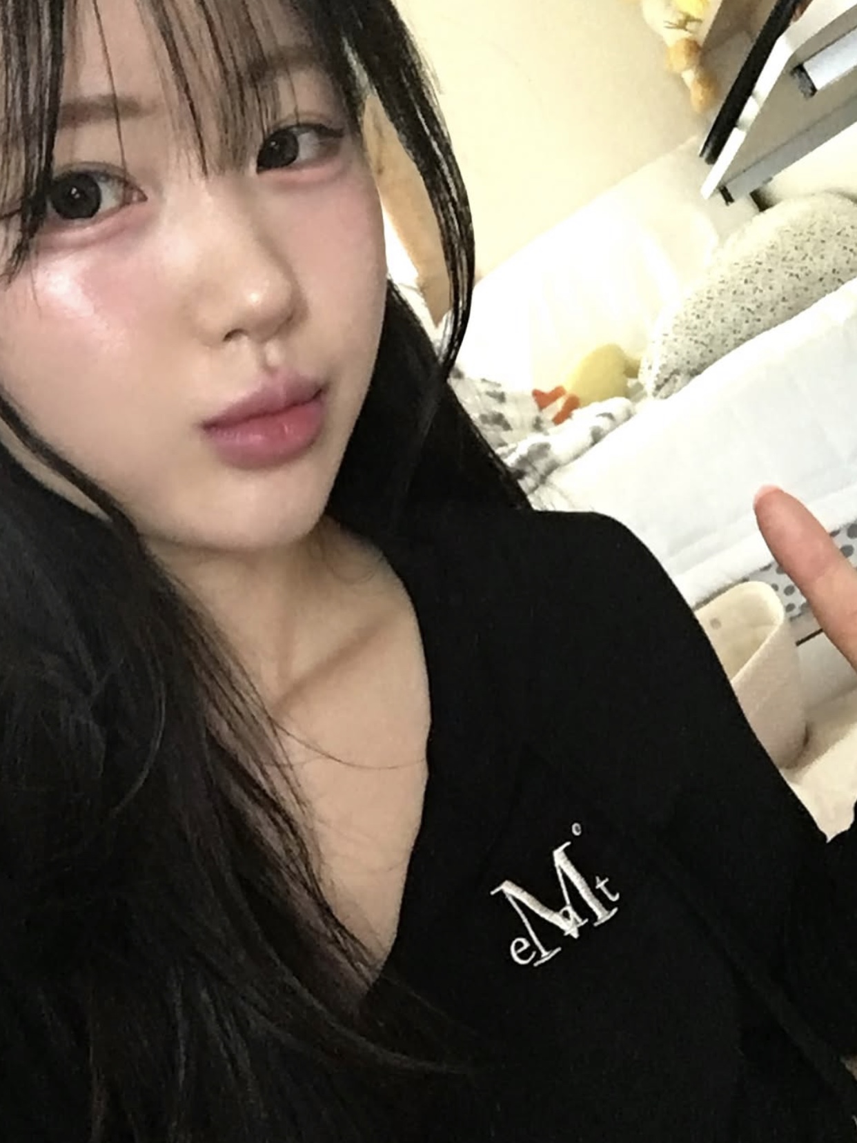무센트 루엔 시그니처 슬림 후드티 블랙 착용 스타일 - 3