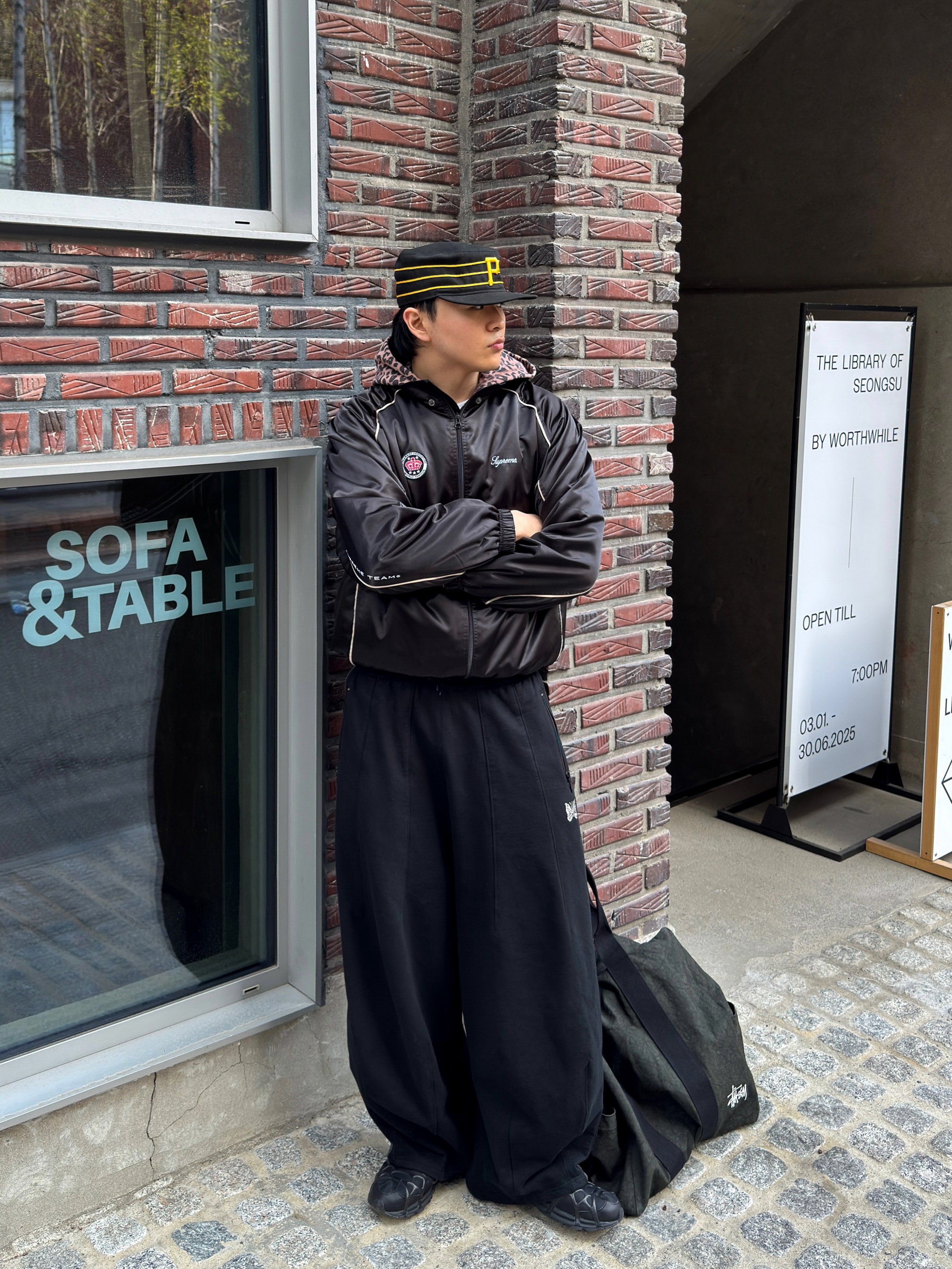 Stussy Canvas Flight Bag Washed Black, Nike Air Kukini Triple Black 착용 스타일 - 2