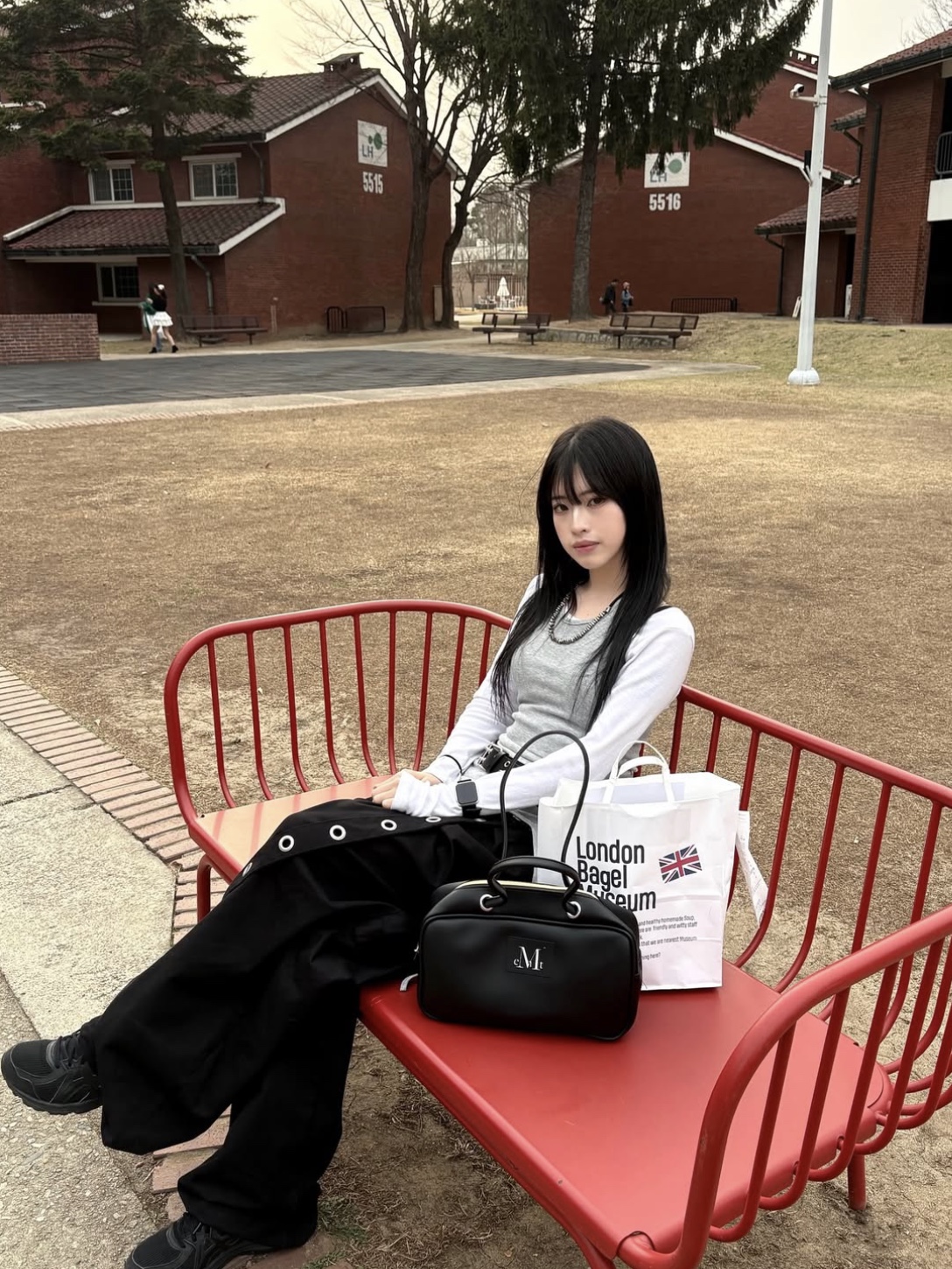 MUCENT Carbu Big Eyelet Leather Mini Bag Black 착용 스타일 - 3