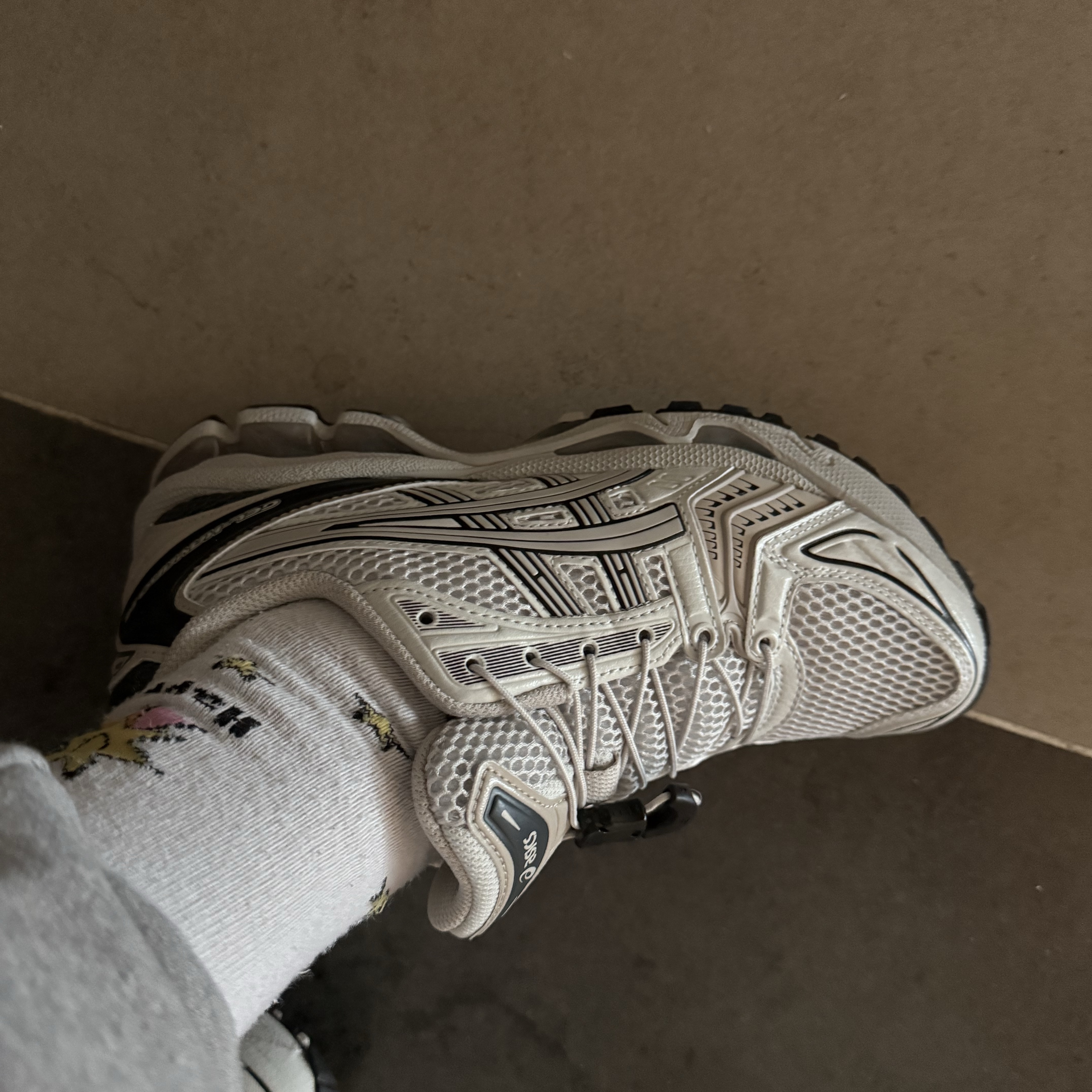 Asics Unlimited Gel-Kayano 14 Smoke Grey, Asics Jog 100 S White Black - 2E Wide 착용 스타일 - 3