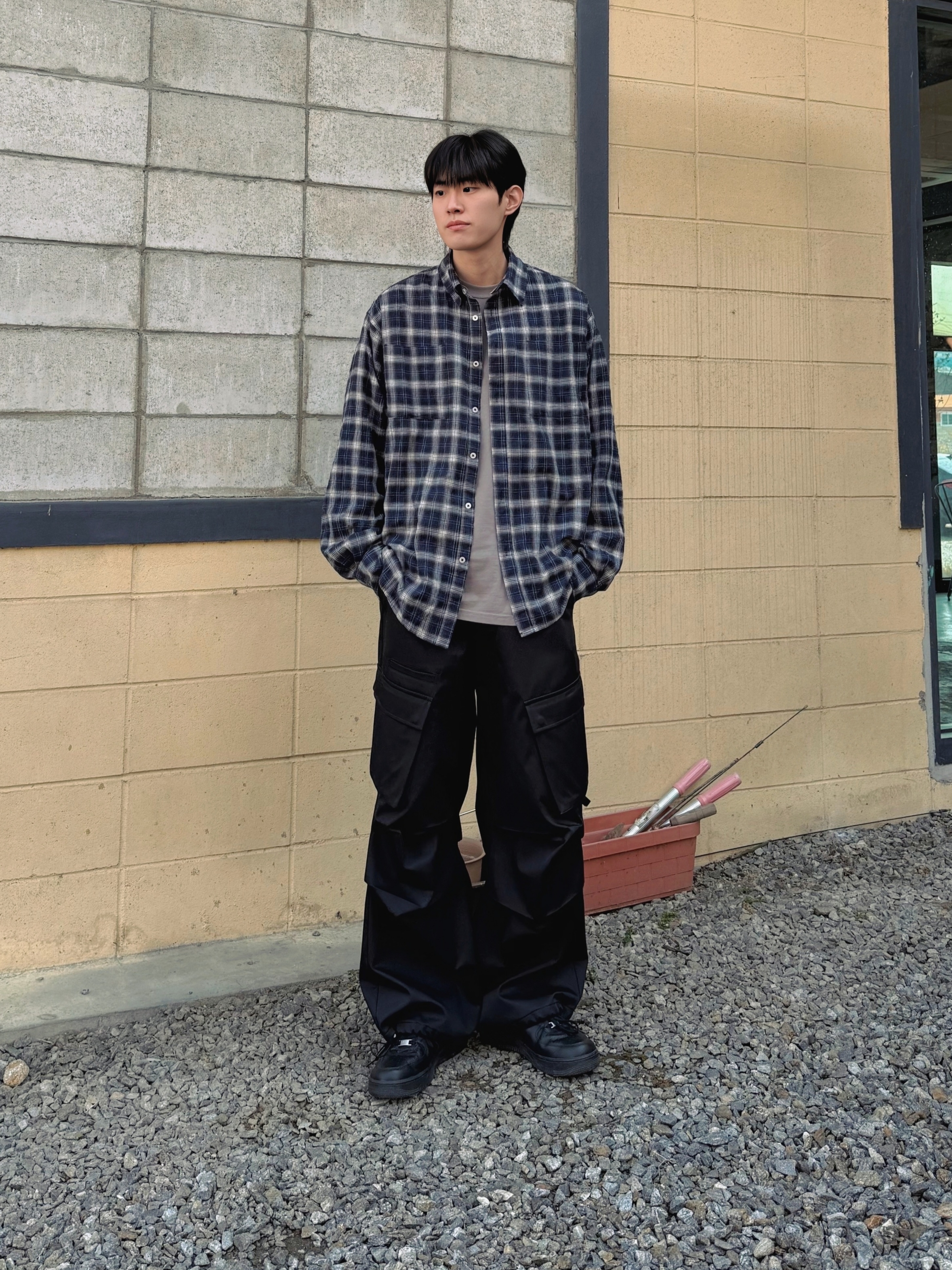 나이키 x 슈프림 에어포스 1 로우 블랙 착용 스타일 - 1