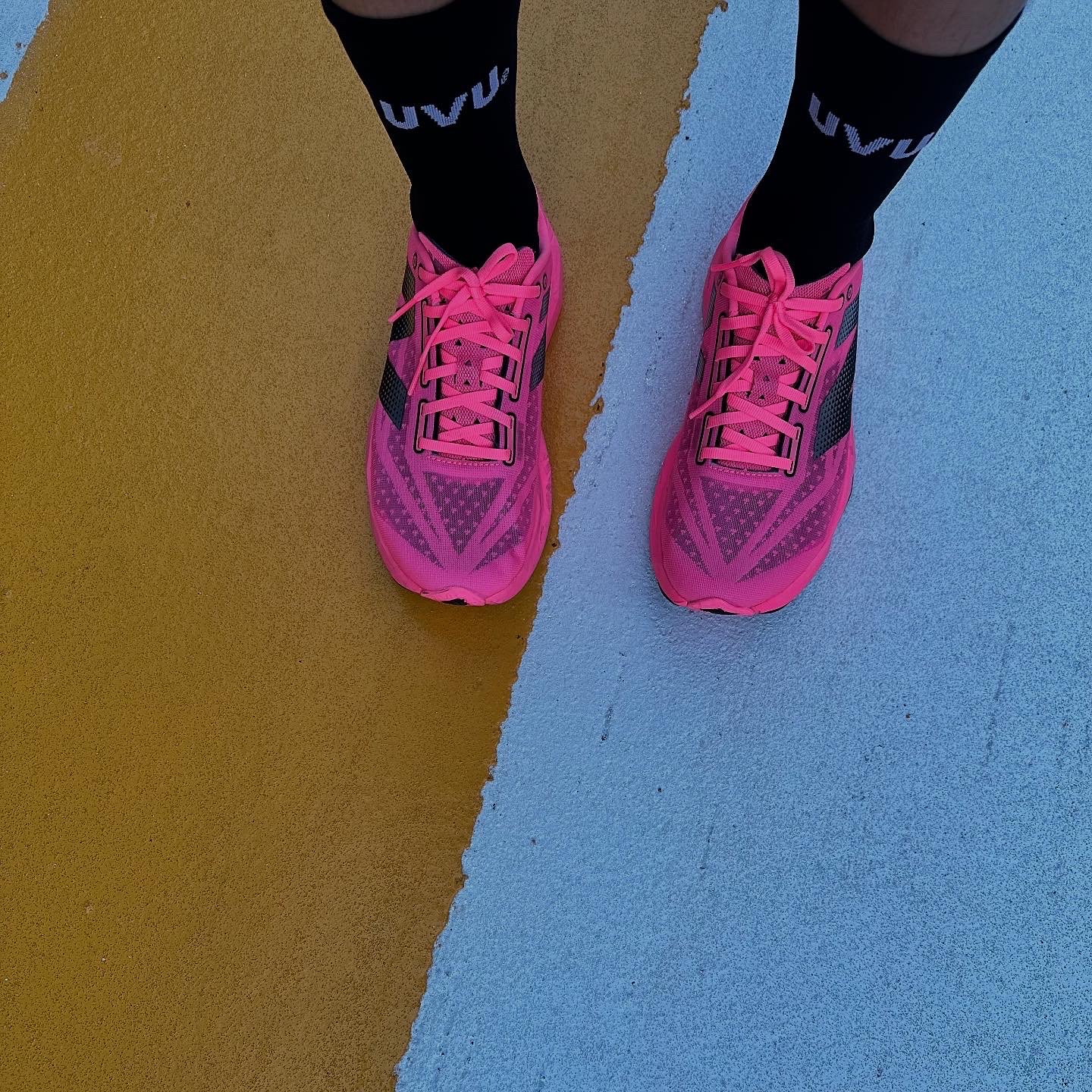 New Balance Fuelcell Rebel v4 Ultra Pink Black - D Standard, UVU Running Sock Black 착용 스타일 - 1