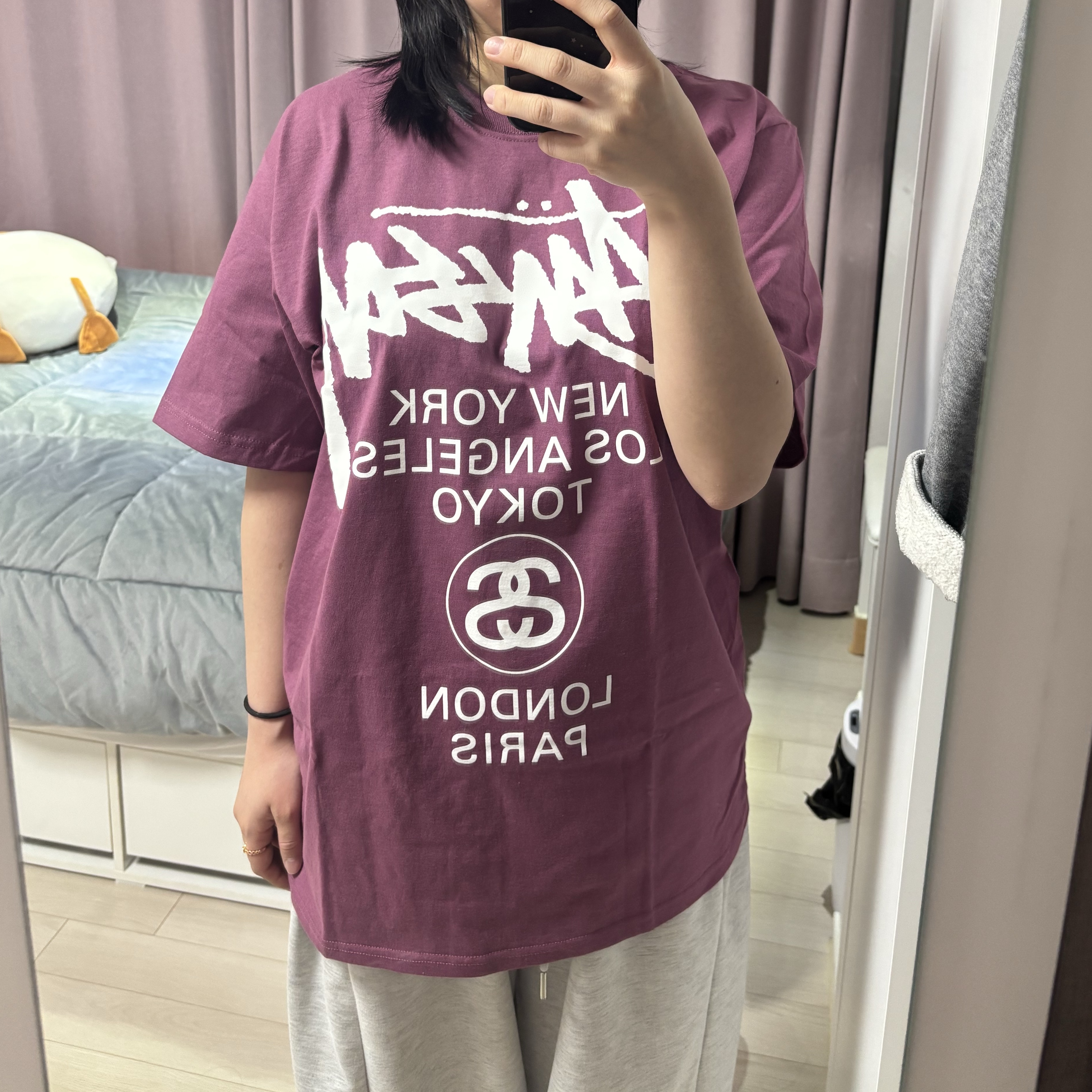 Stussy World Tour T-Shirt Berry 2024 착용 스타일 - 2