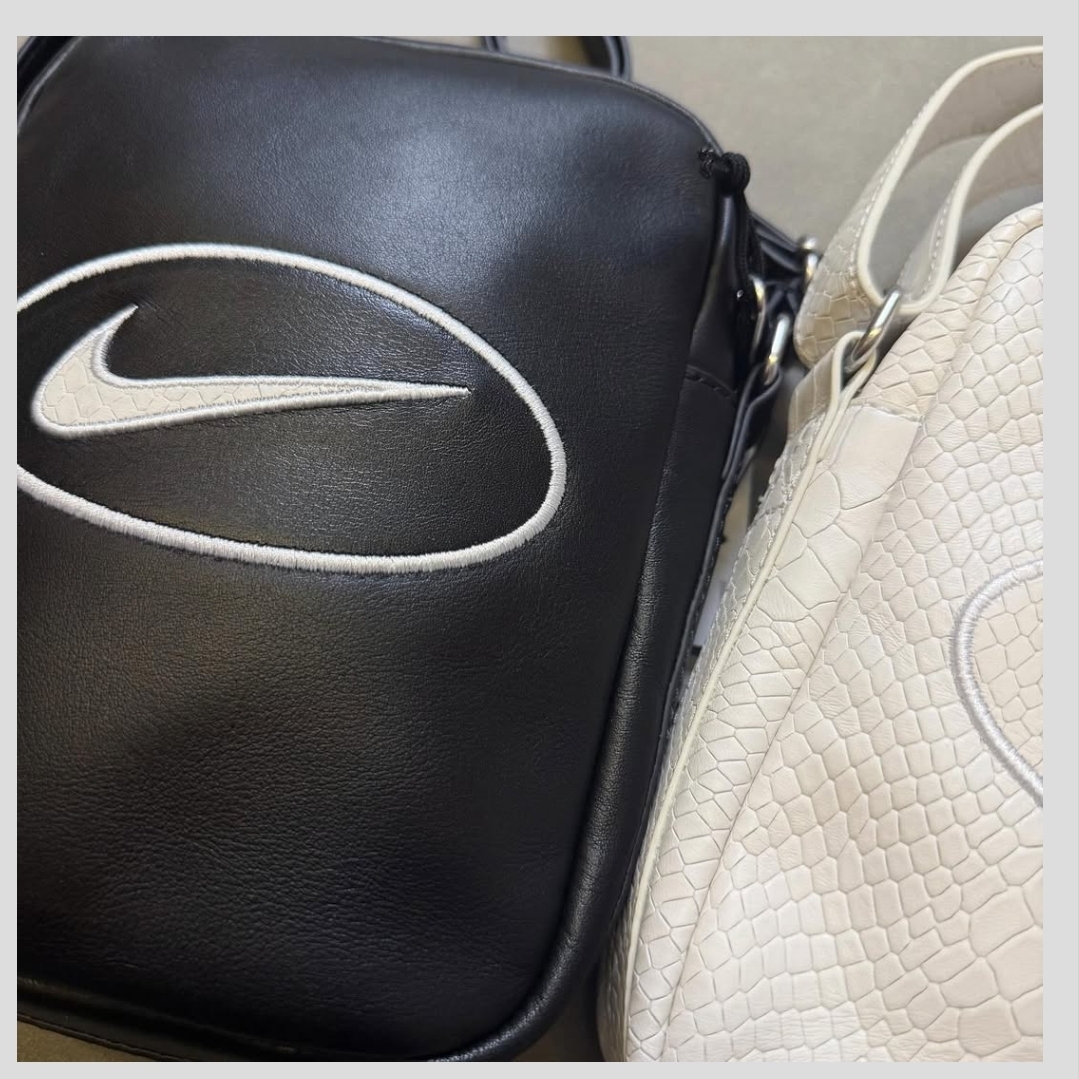 Supreme x Nike Leather Shoulder Bag Black - 25SS, Supreme x Nike Leather Shoulder Bag Snakeskin - 25SS 착용 스타일 - 3