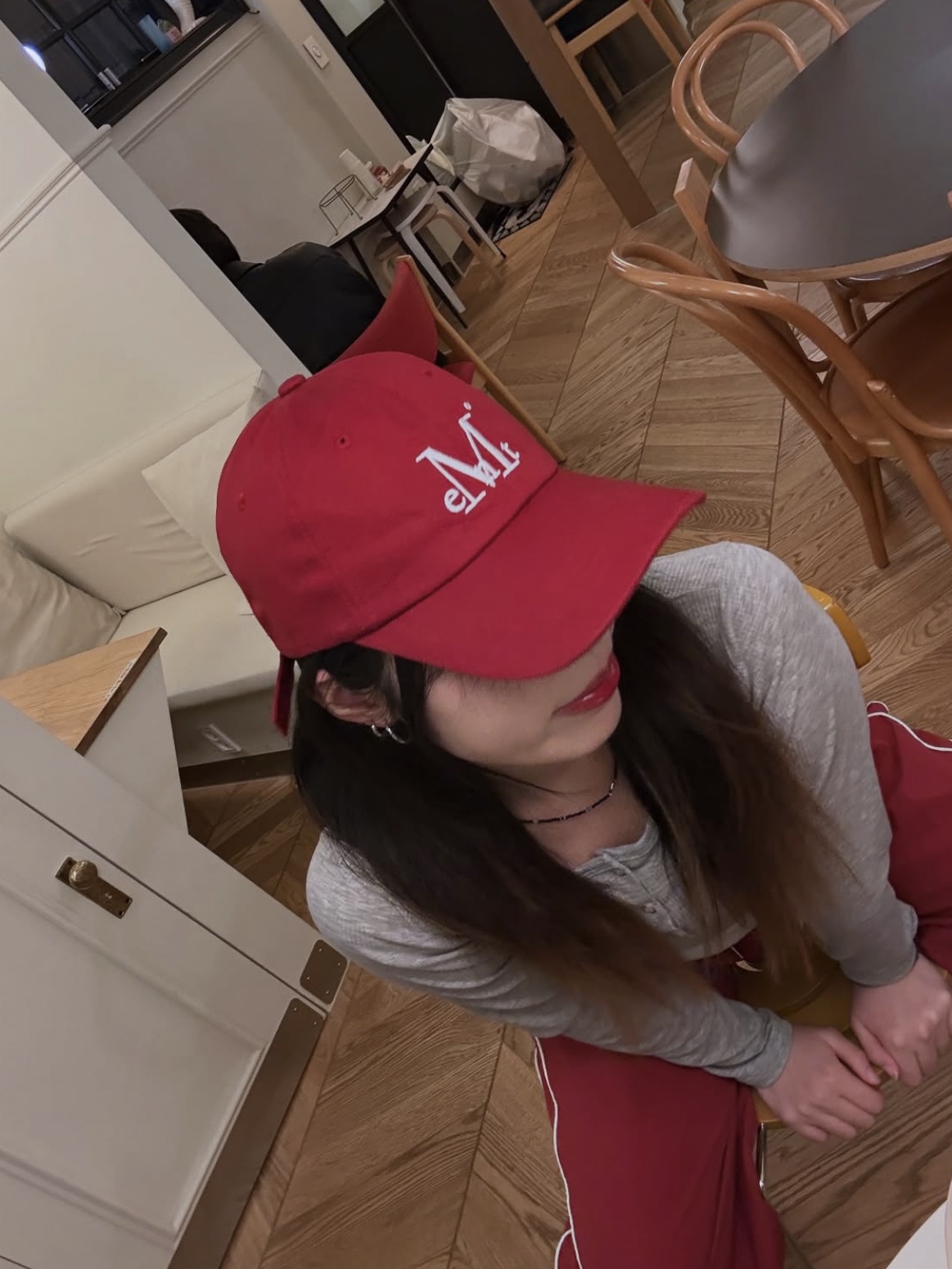 MUCENT Signature Ballcap Burgundy 착용 스타일 - 1