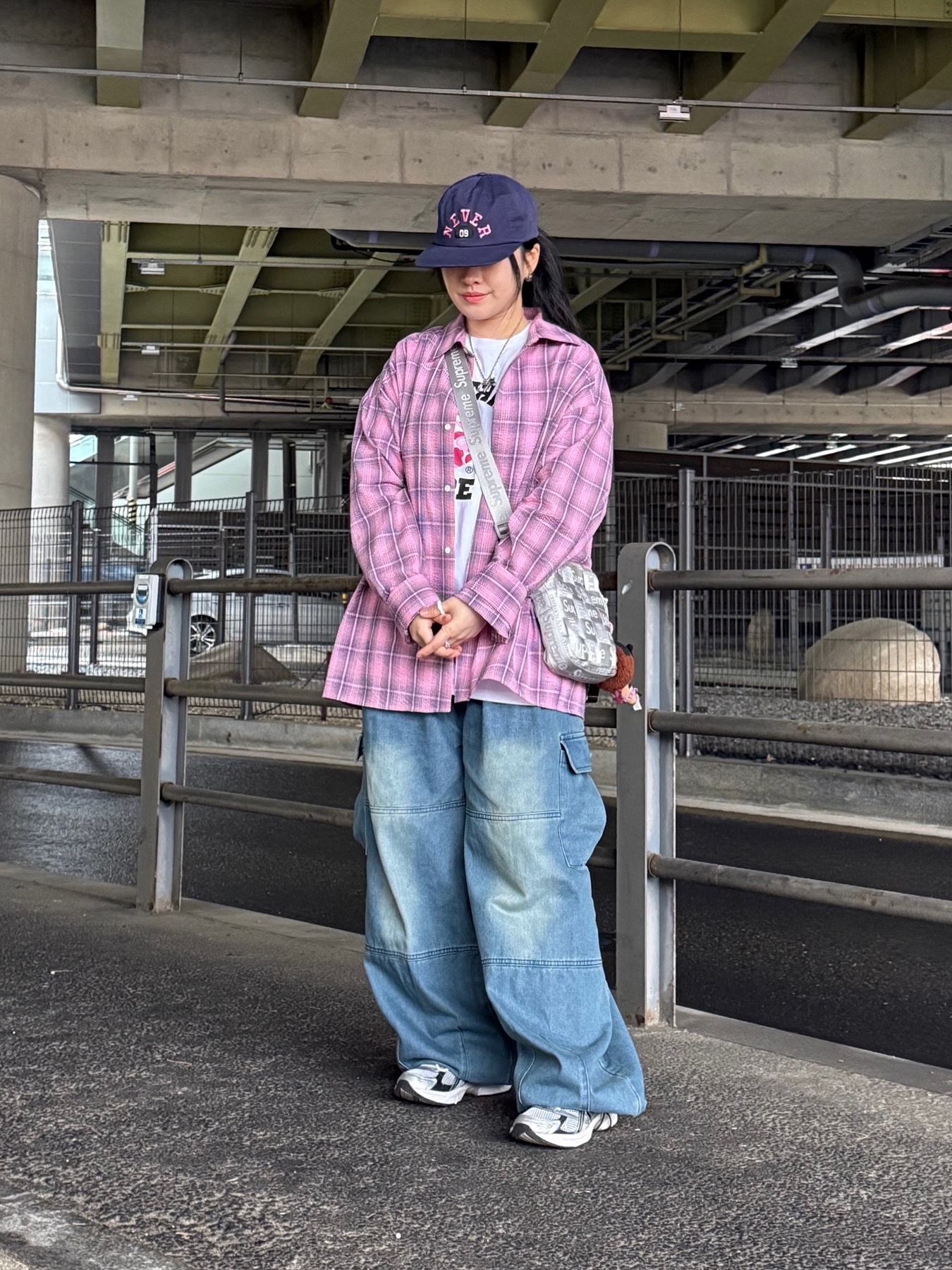 Supreme Woven Shoulder Bag Grey - 24SS, BAPE ABC Camo College T-Shirt White Pink 착용 스타일 - 2