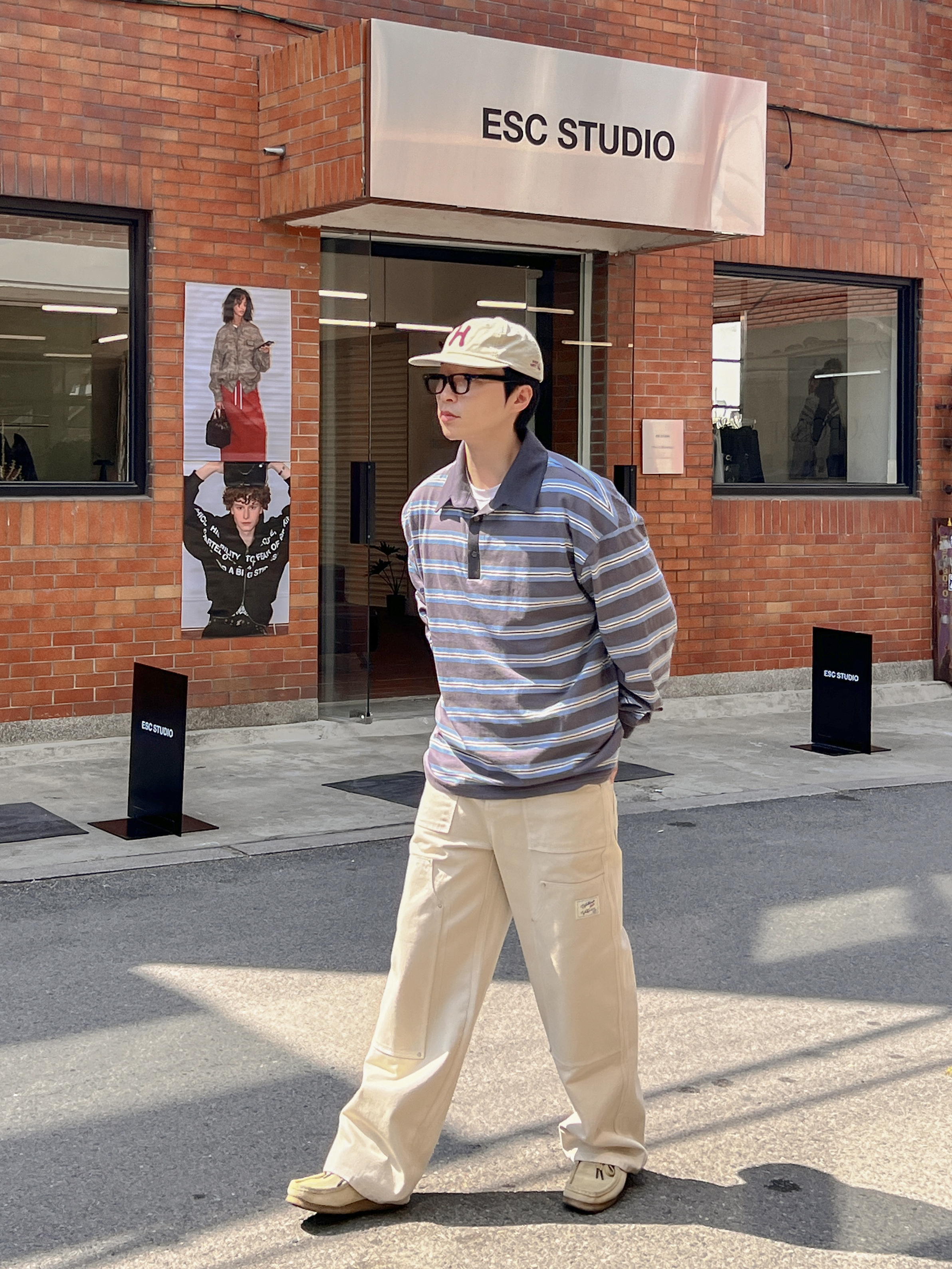 Clarks Wallabee Maple Suede, Hello Sunrise H Logo Cotton Relaxed Fit 6Panel Cap Beige 착용 스타일 - 1