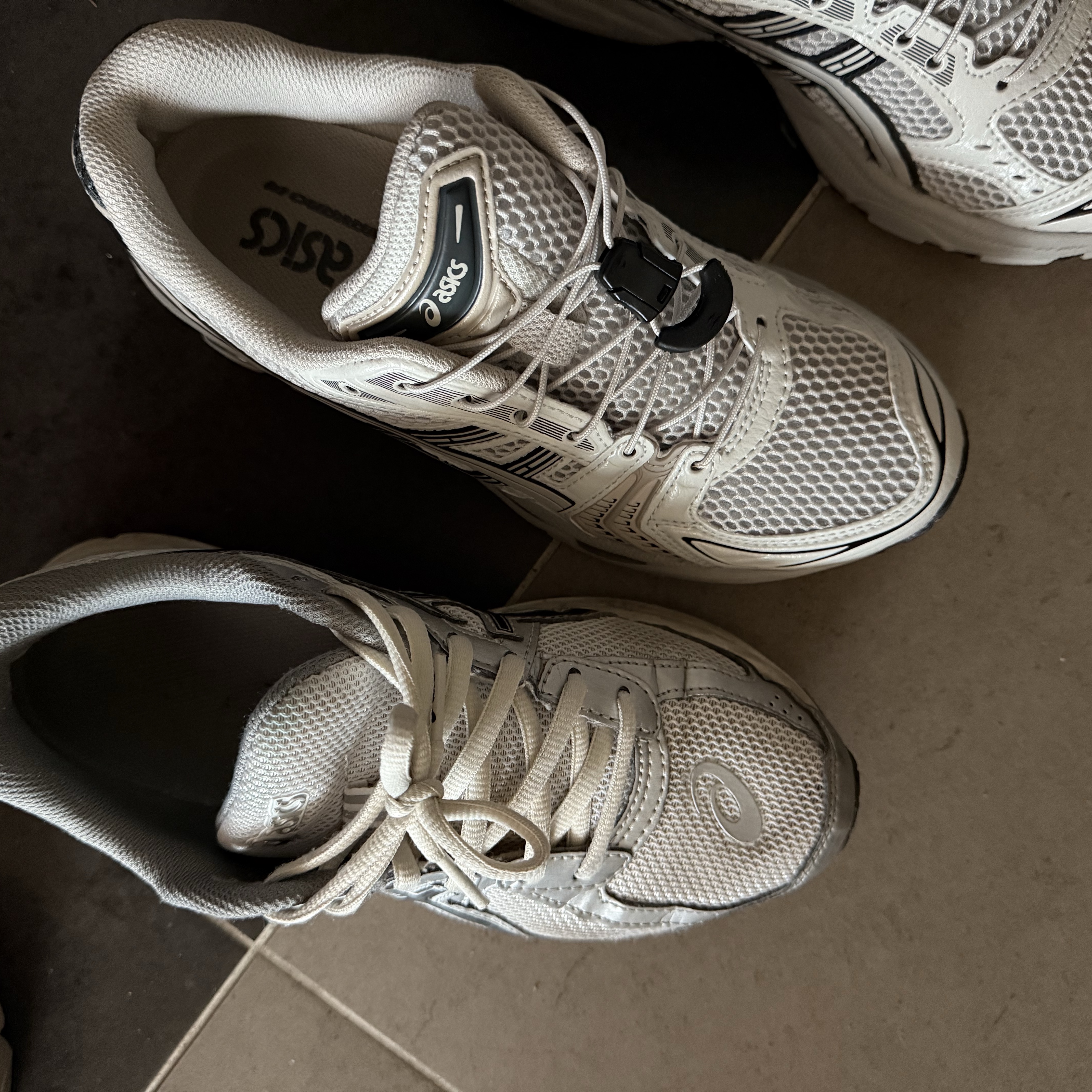 Asics Unlimited Gel-Kayano 14 Smoke Grey, Asics Jog 100 S White Black - 2E Wide 착용 스타일 - 4