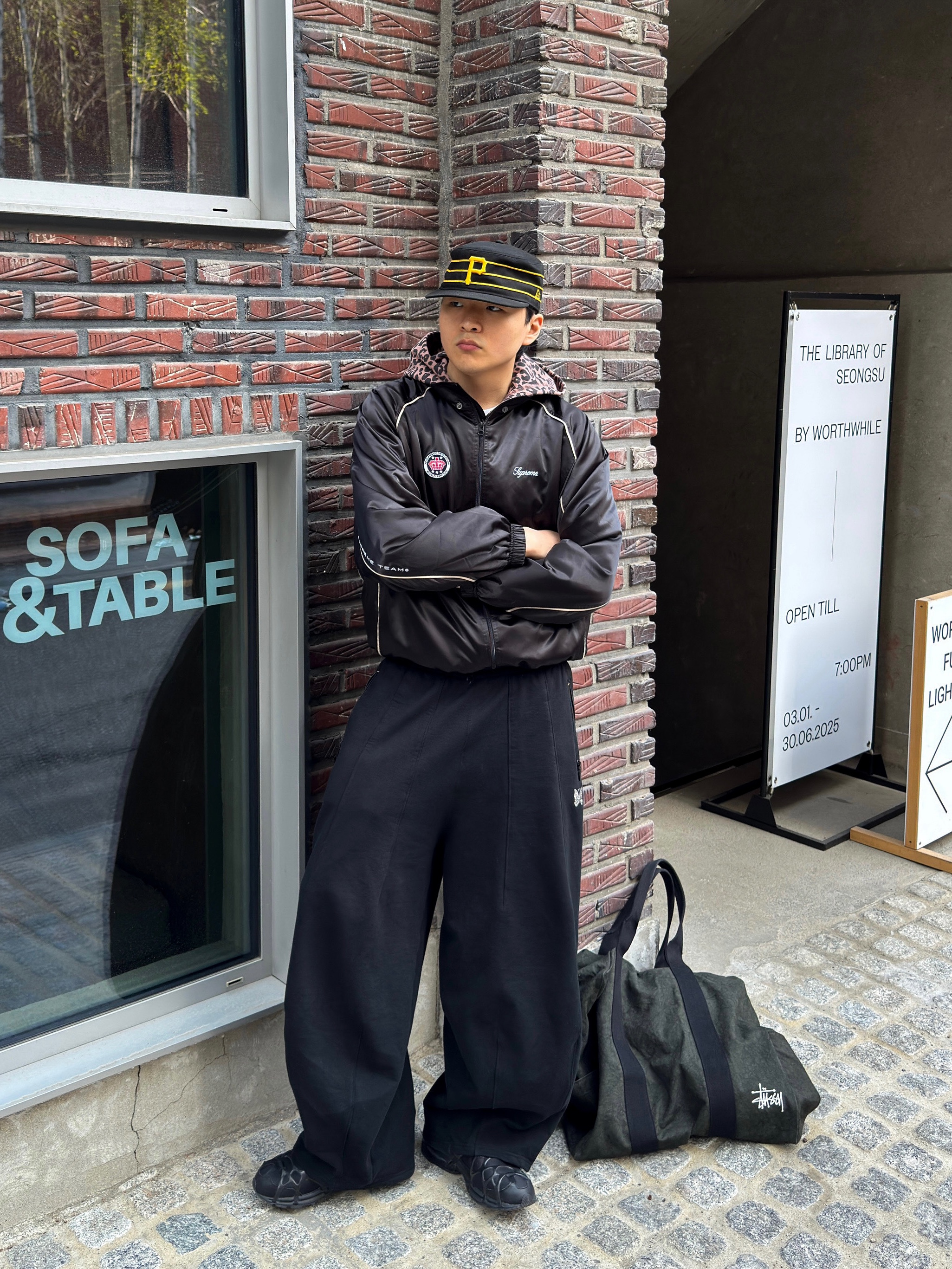 Stussy Canvas Flight Bag Washed Black, Nike Air Kukini Triple Black 착용 스타일 - 1