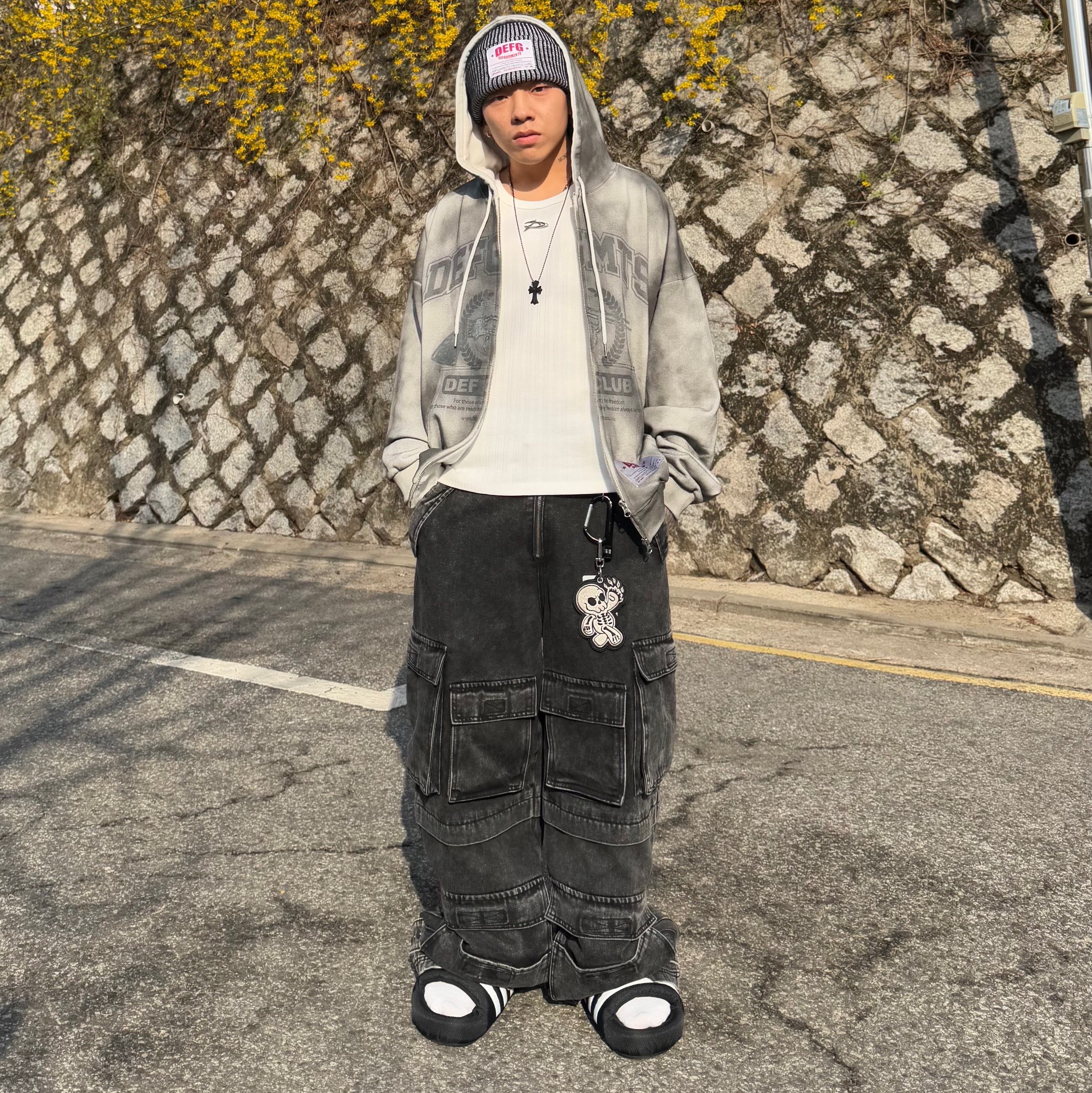 Adidas Adilette 24 Core Black Cloud White, DEFGARMENTS Dirty Washed Hood Zipup Gray 착용 스타일 - 3