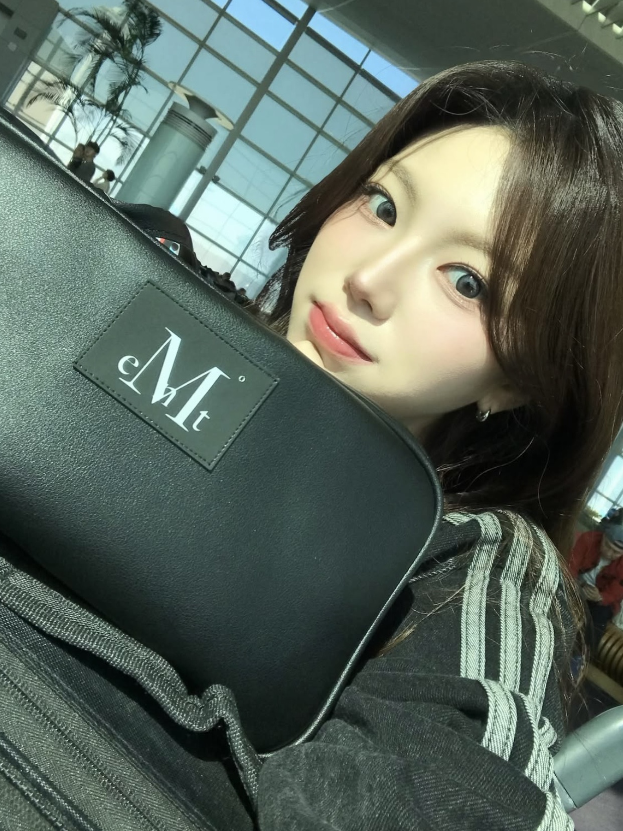 MUCENT Carbu Big Eyelet Leather Mini Bag Black 착용 스타일 - 5