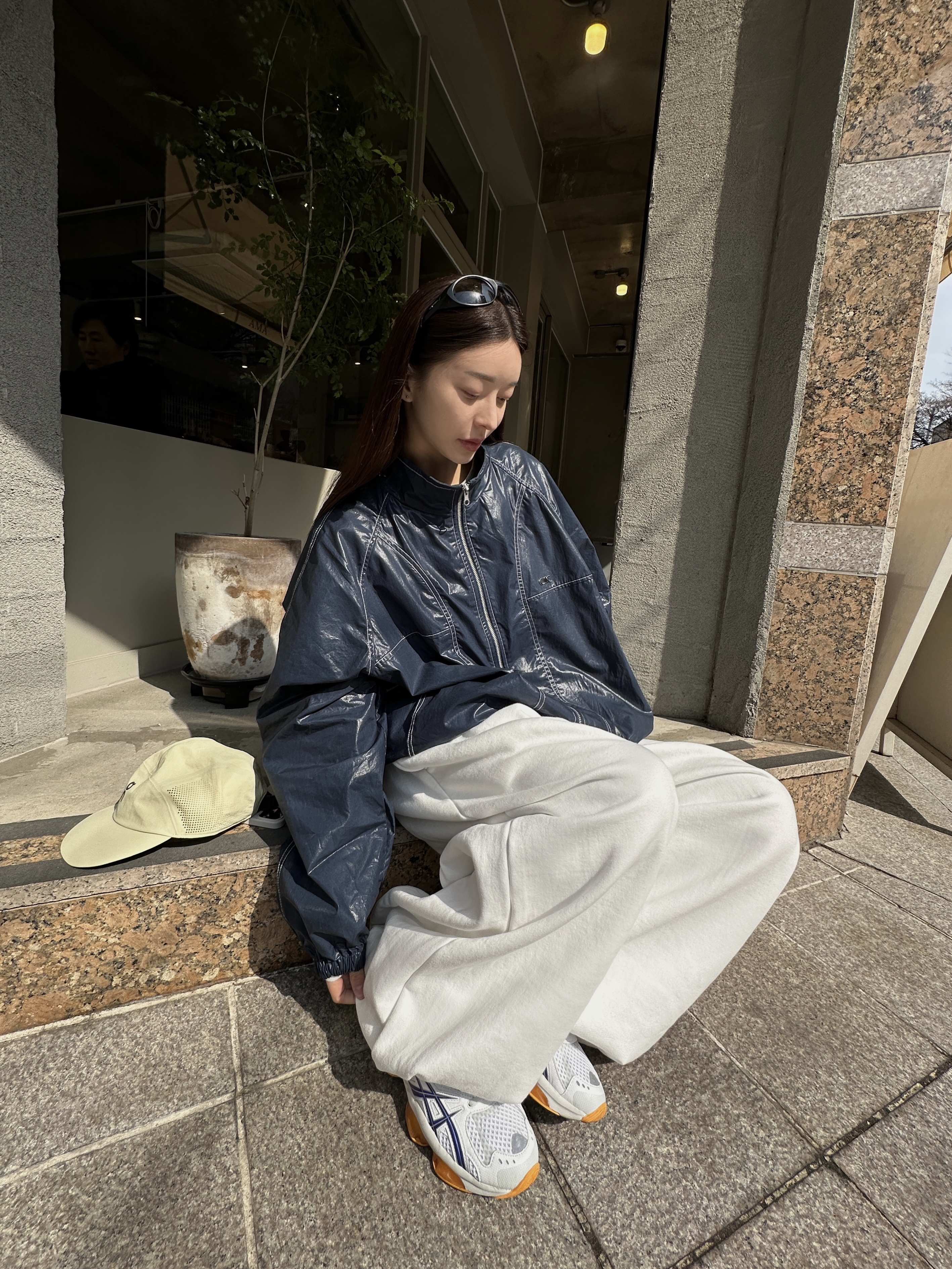 Asics x Kiko Kostadinov Gel-Quantum Zientzia White Blue, Oakley Eye Jacket Redux Matte Black Frame Prizm Grey Lenses High Bridge Fit 착용 스타일 - 1