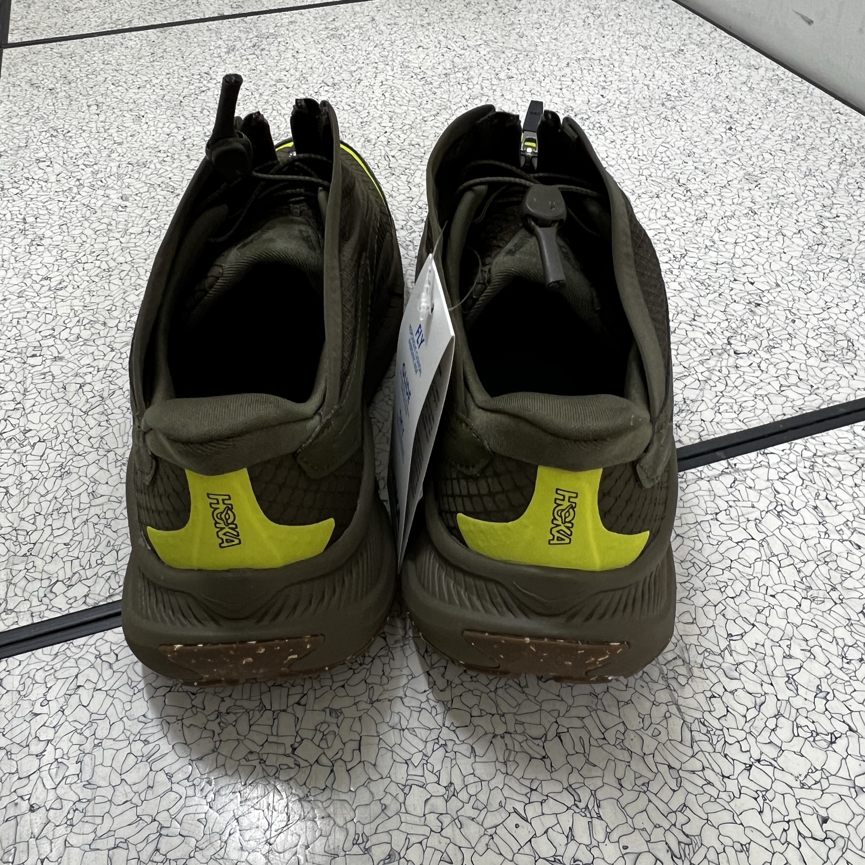 Hoka Project Transport Deep Umber Antique Olive 착용 스타일 - 2