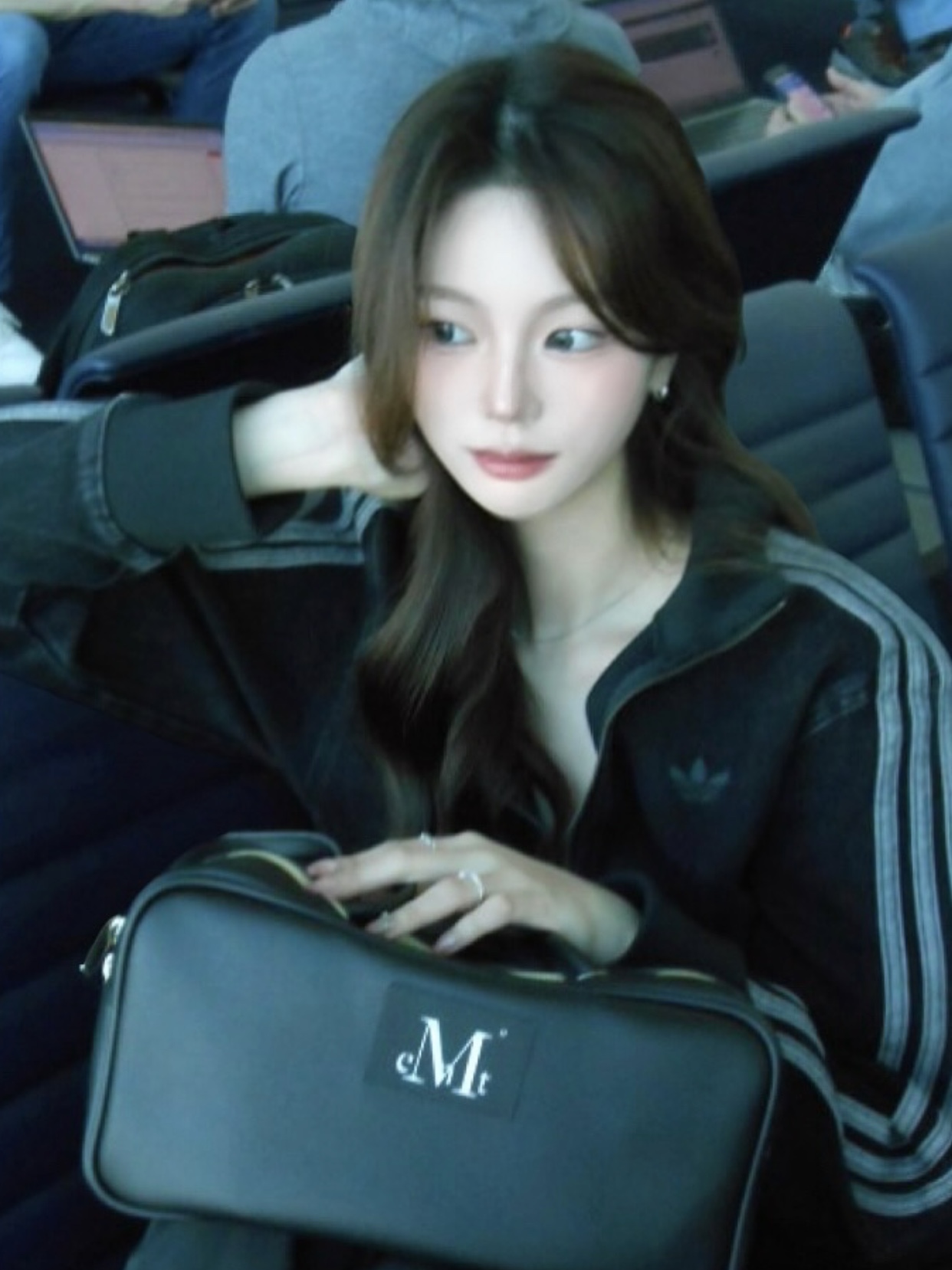 MUCENT Carbu Big Eyelet Leather Mini Bag Black 착용 스타일 - 4