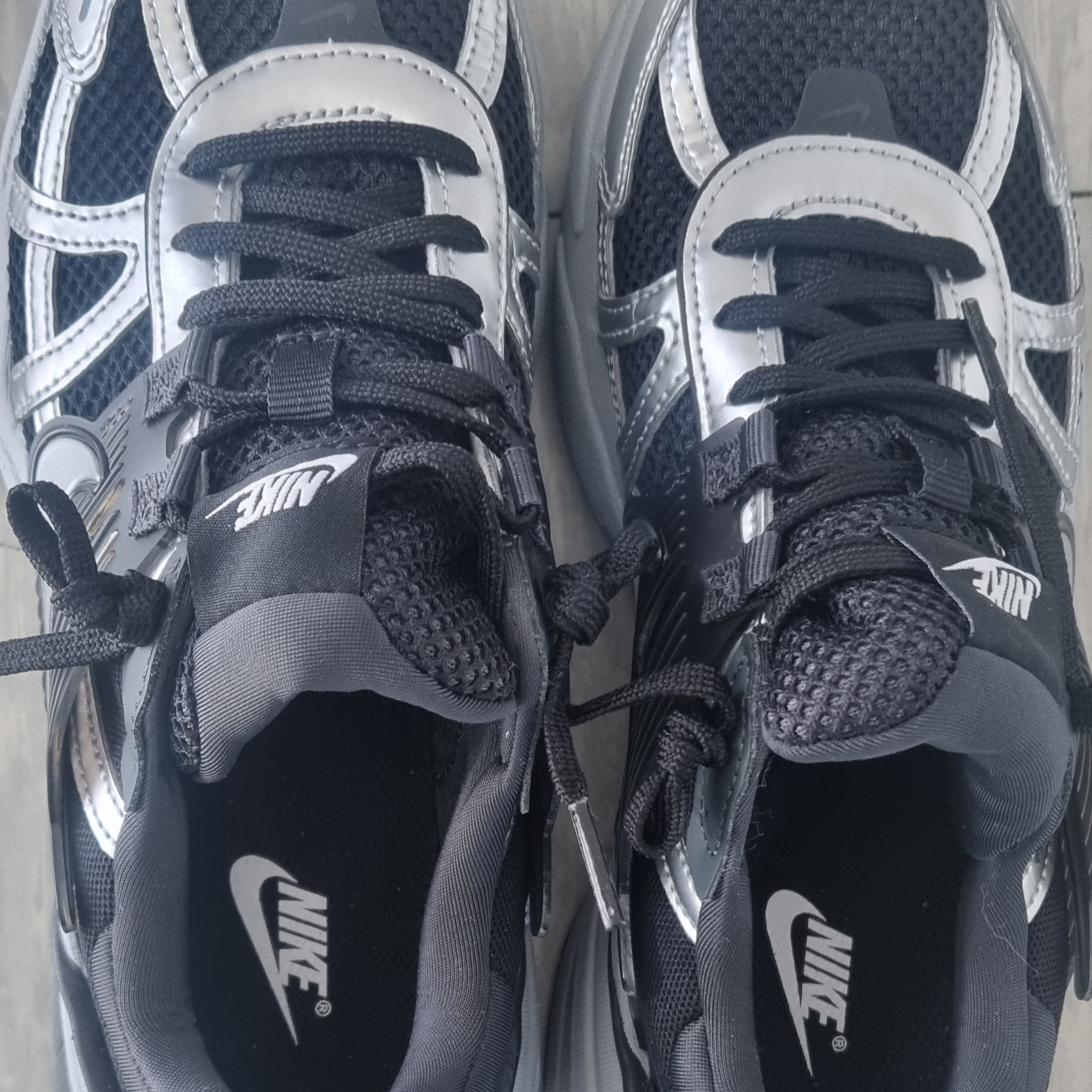 (W) Nike V2K Run Black Dark Smoke Grey 착용 스타일