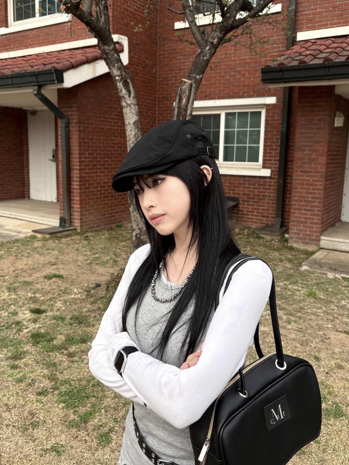 MUCENT Carbu Big Eyelet Leather Mini Bag Black 착용 스타일 - 4