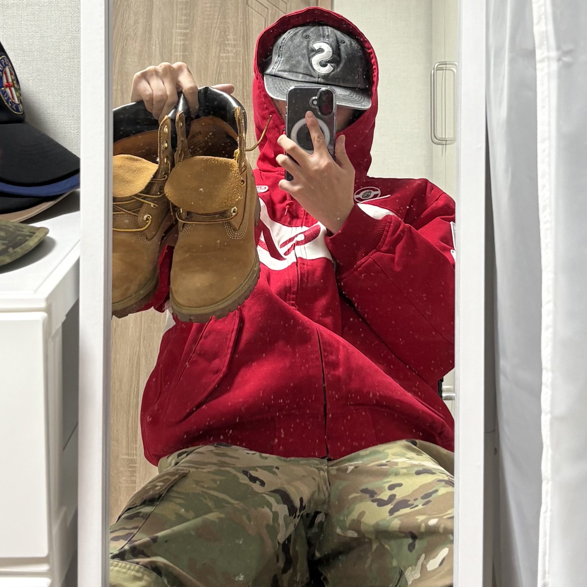 Supreme Pigment Print S Logo 6-Panel Black - 22FW, Supreme x Ducati Hooded Racing Jacket Red - 24SS 착용 스타일
