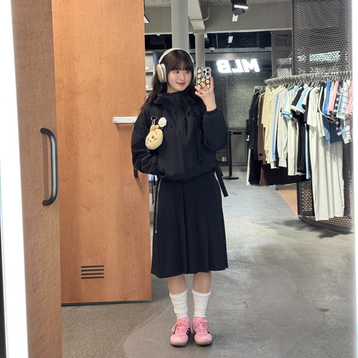 Adidas x Inter Miami CF Samba Pink Core Black, Apple AirPods Max Lightning Silver (Korean Ver.) 착용 스타일 - 2