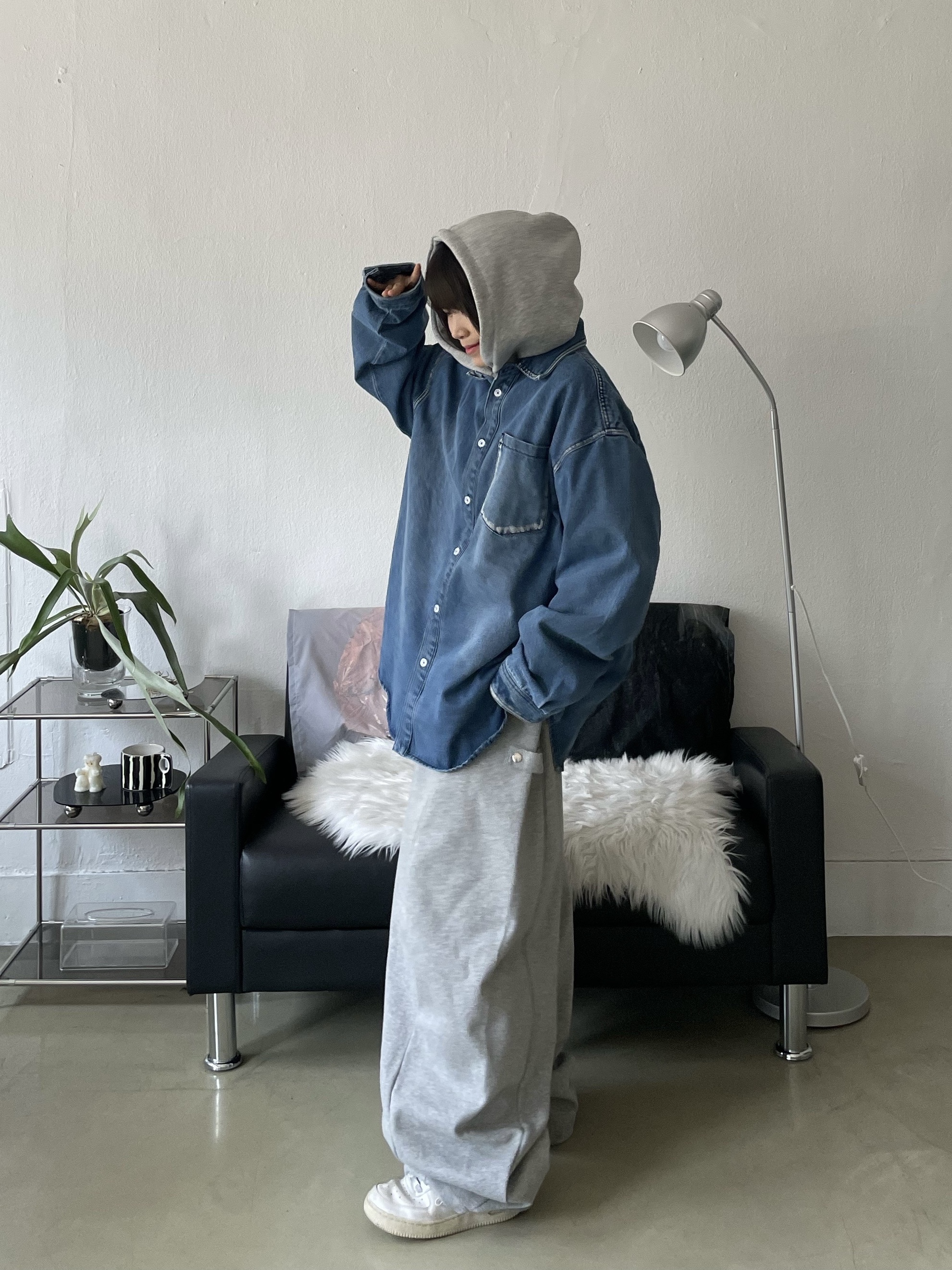 (W) 나이키 에어포스 1 '07 로우 화이트, 헬로선라이즈 투톤 워시드 OG 로고 6패널 캡 화이트 블랙 착용 스타일 - 2