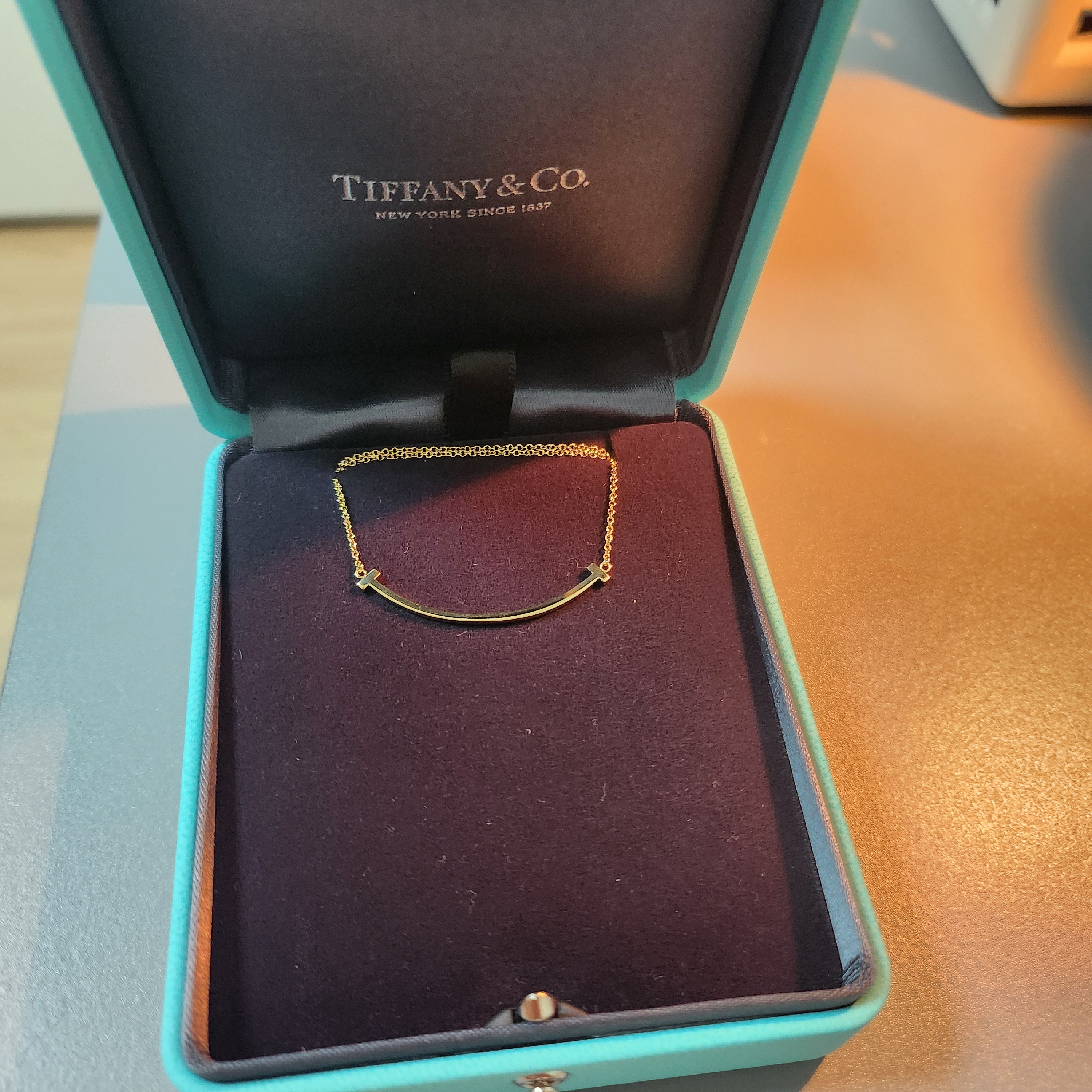 Tiffany & Co. Tiffany T Smile Pendant Small Yellow Gold 착용 스타일