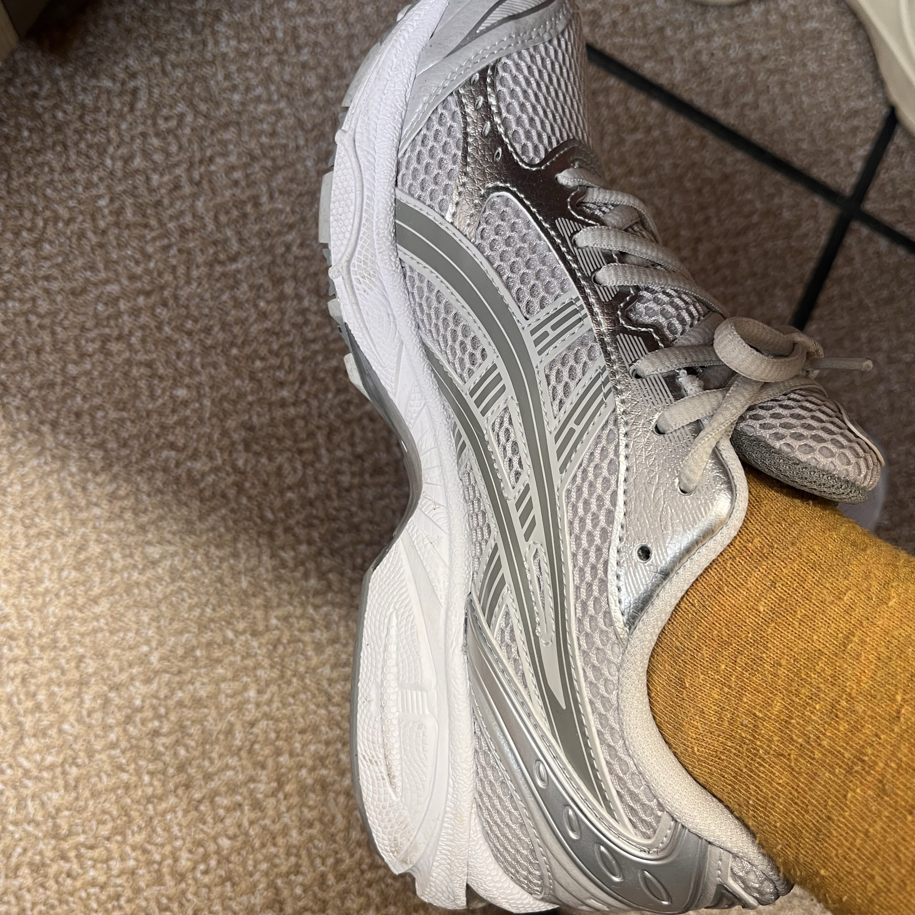(W) Asics Gel-Kayano 14 Cloud Grey Clay Grey 착용 스타일 - 3