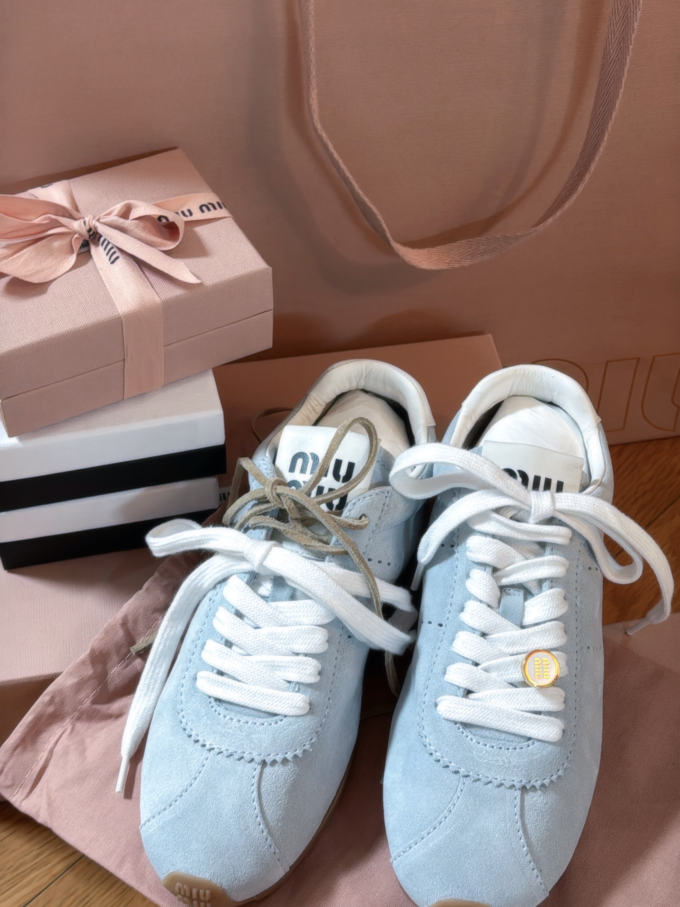 (W) Miu Miu Suede Sneakers Light Blue 착용 스타일 - 2