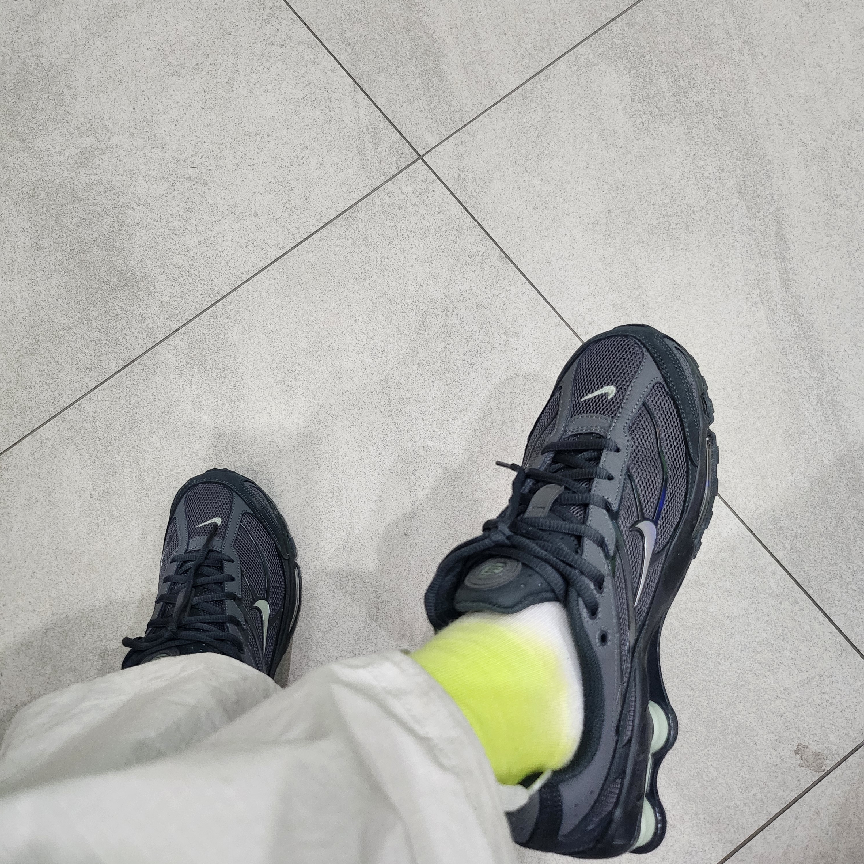 Nike Shox Ride 2 Iron Grey and Anthracite 착용 스타일