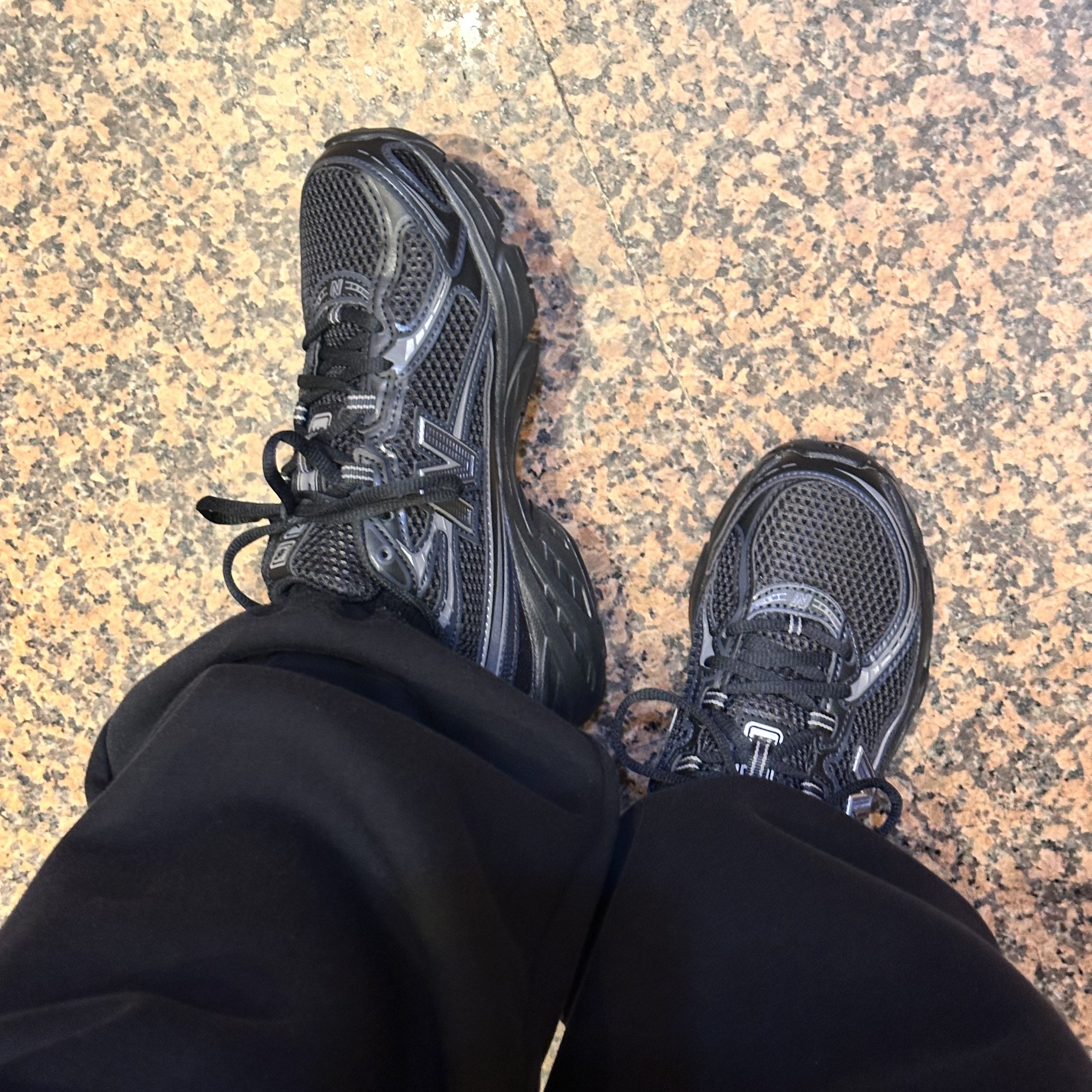 New Balance 740v2 Black Silver Metallic 착용 스타일 - 1