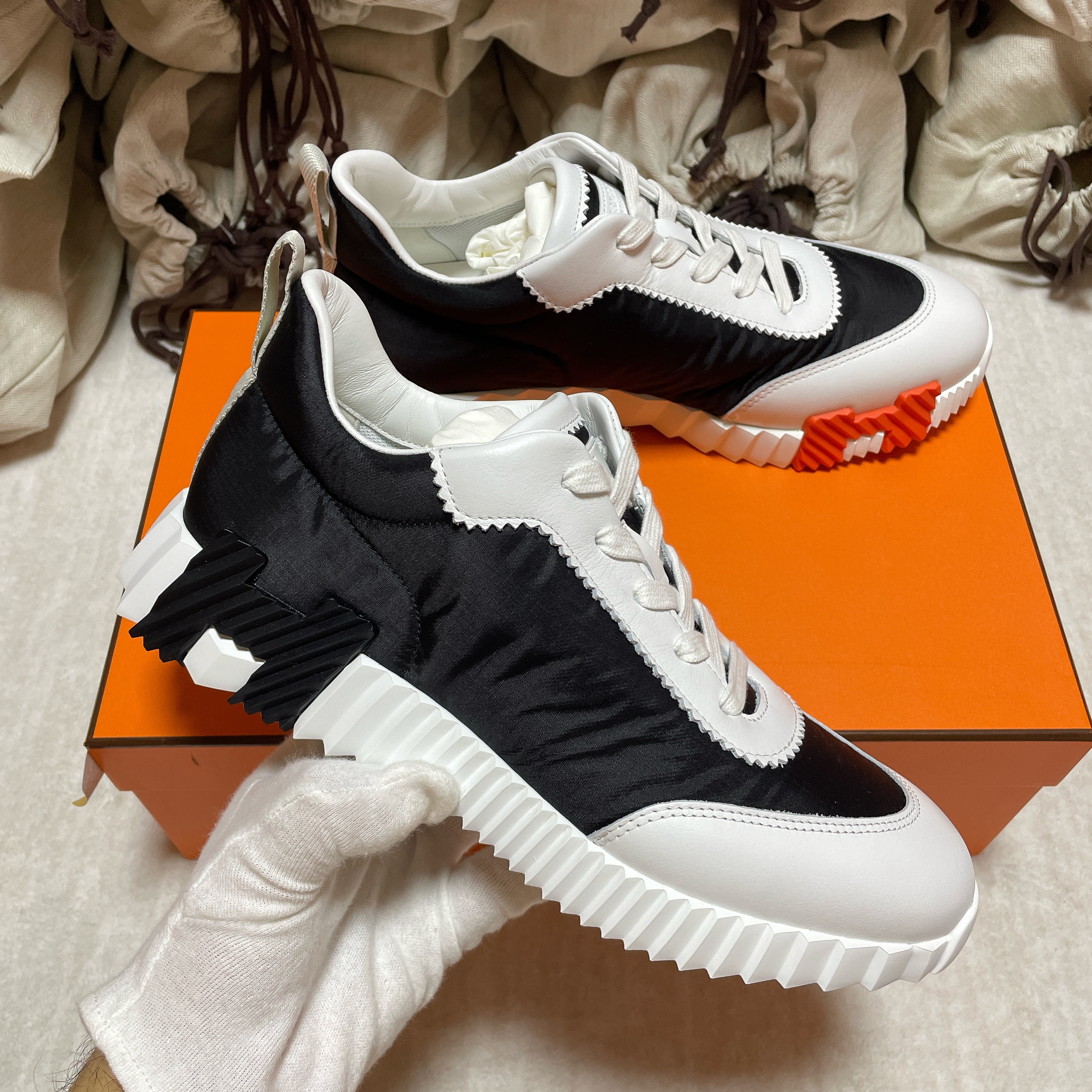 Hermes Bouncing Sneakers Ripstop Fabric Calfskin & Noir Blanc 착용 스타일