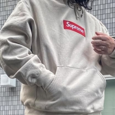 Supreme Box Logo Hooded Sweatshirt Stone - 24FW 착용 스타일 - 2