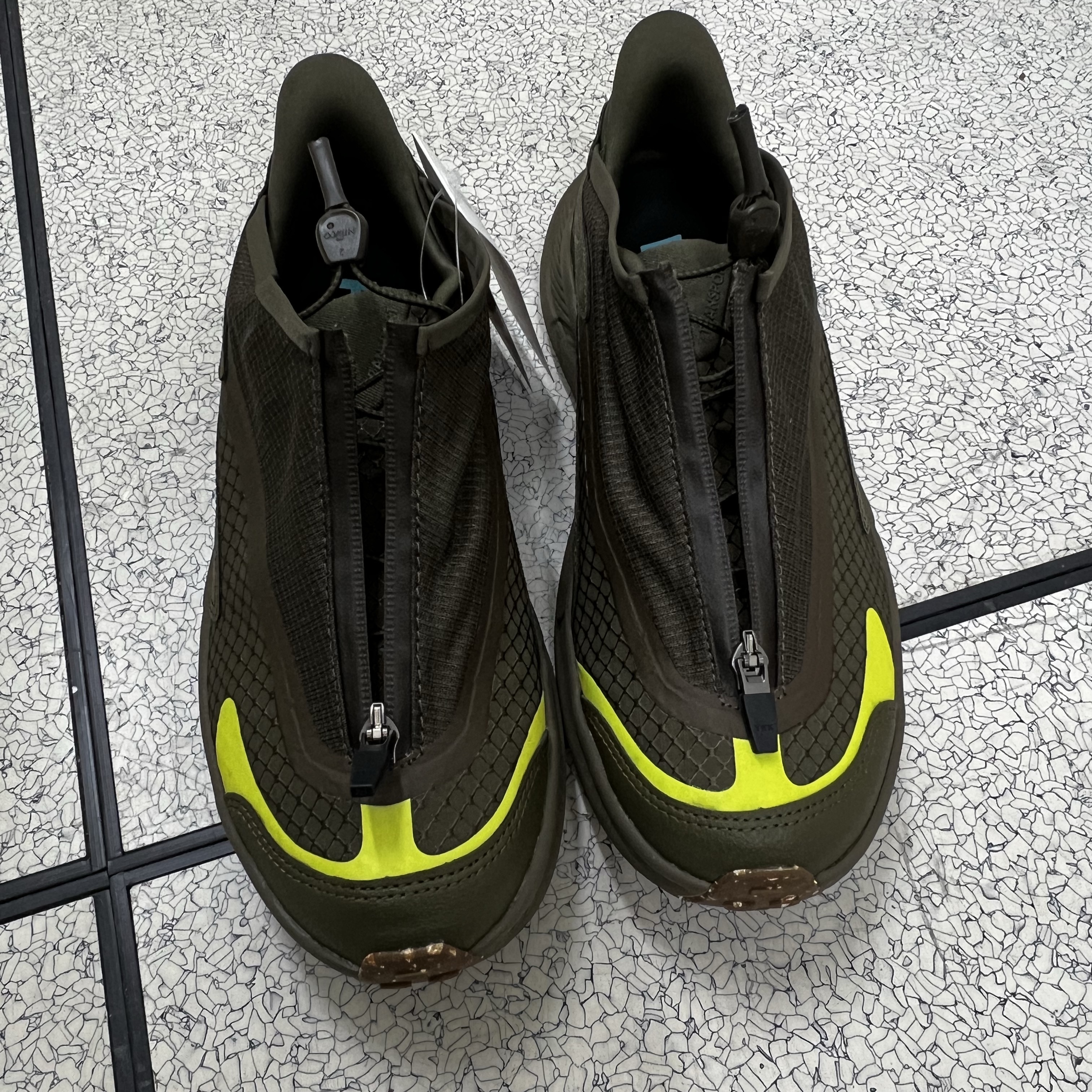 Hoka Project Transport Deep Umber Antique Olive 착용 스타일 - 1