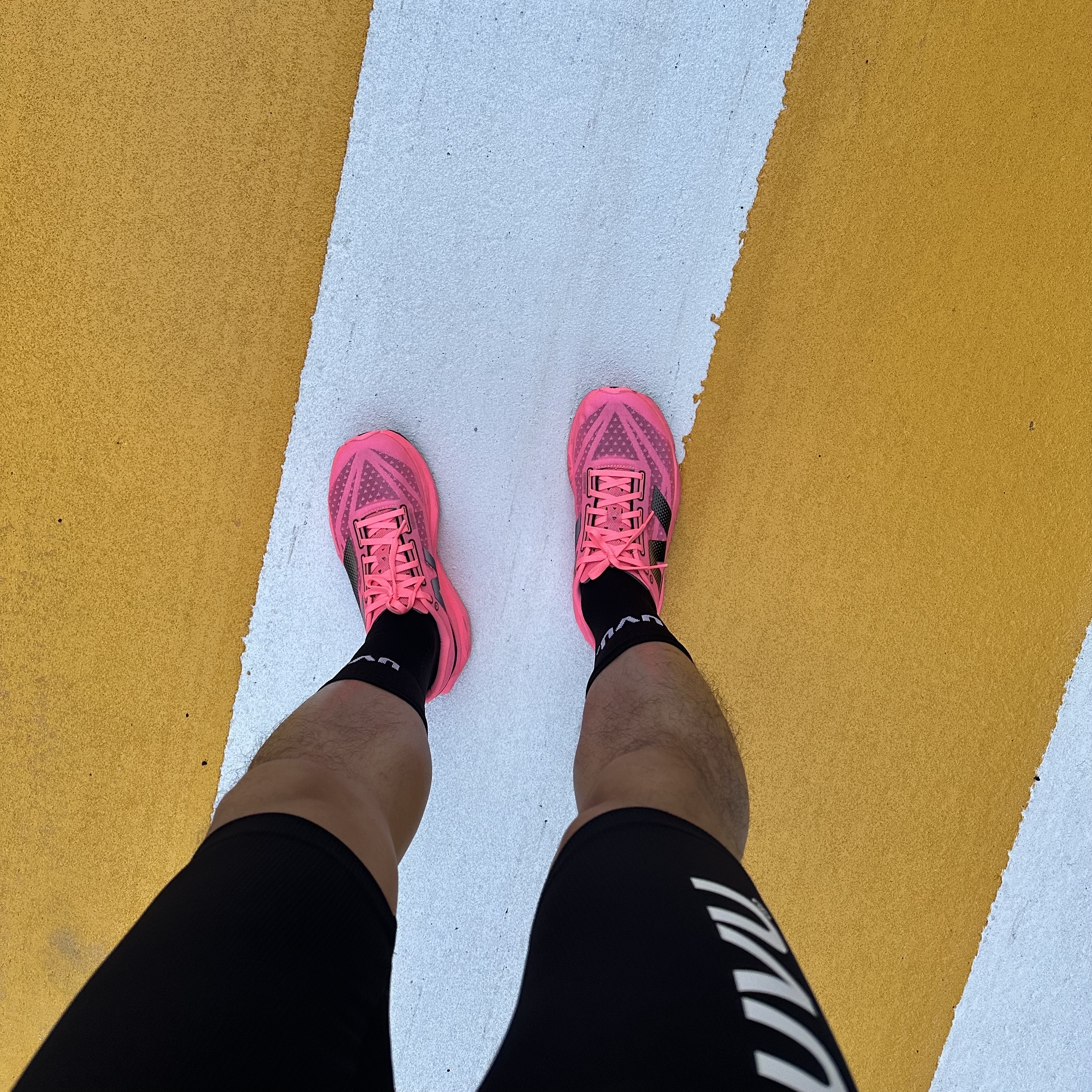 New Balance Fuelcell Rebel v4 Ultra Pink Black - D Standard, UVU Running Sock Black 착용 스타일 - 3