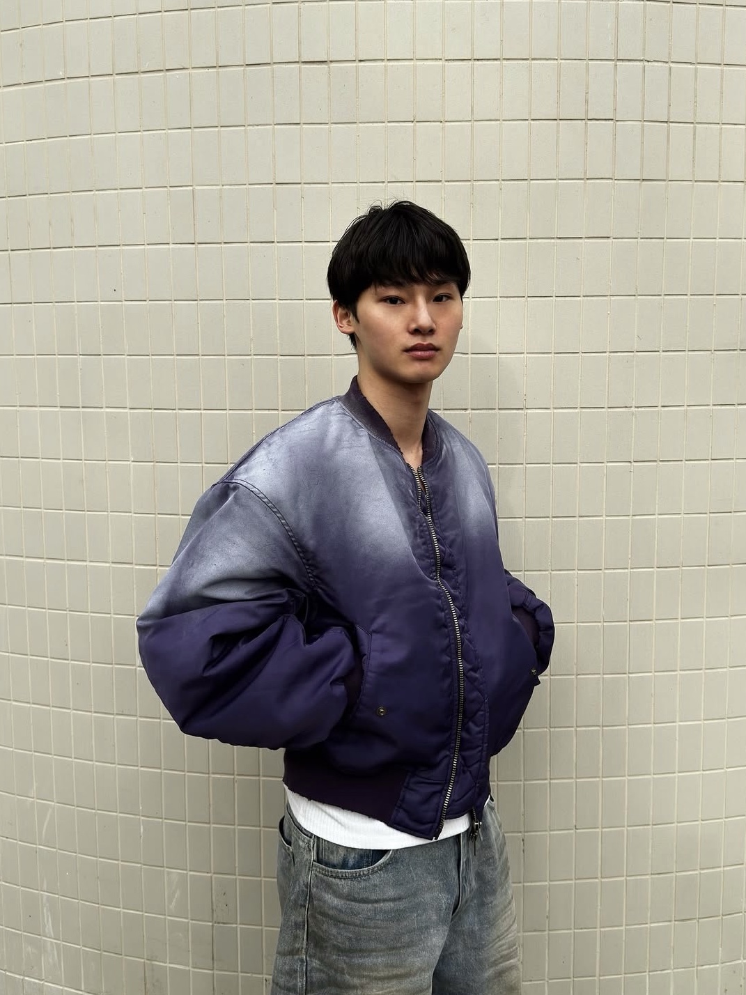 그레일즈 코티드 벌룬 데님 팬츠 블루, 그레일즈 더티 워시드 봄버 자켓 퍼플 착용 스타일 - 3