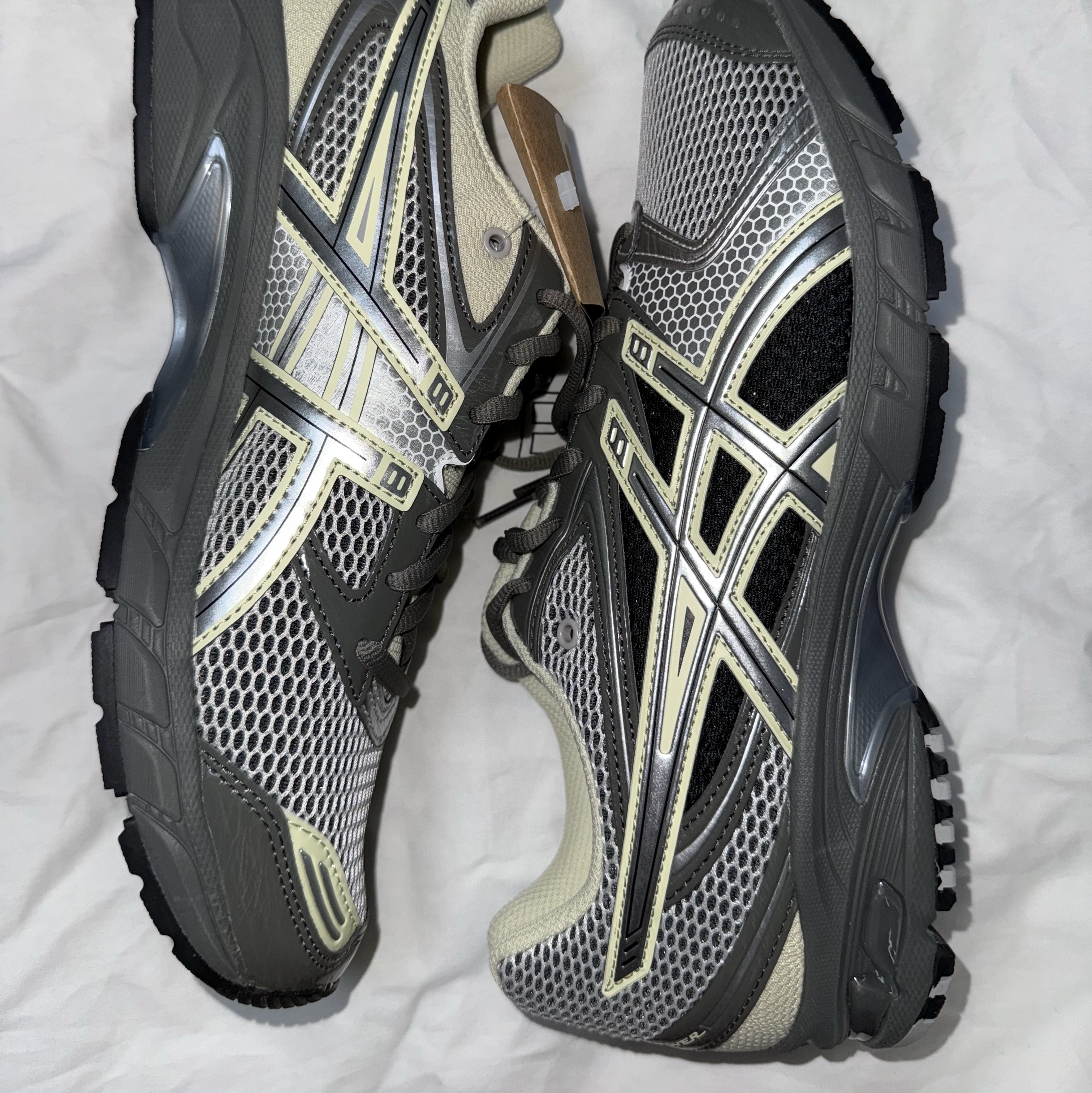 Asics Gel-DS Trainer 14 Truffle Grey Pure Silver, Asics Unlimited Gel-Kayano 14 Carrier Grey Black 착용 스타일 - 1