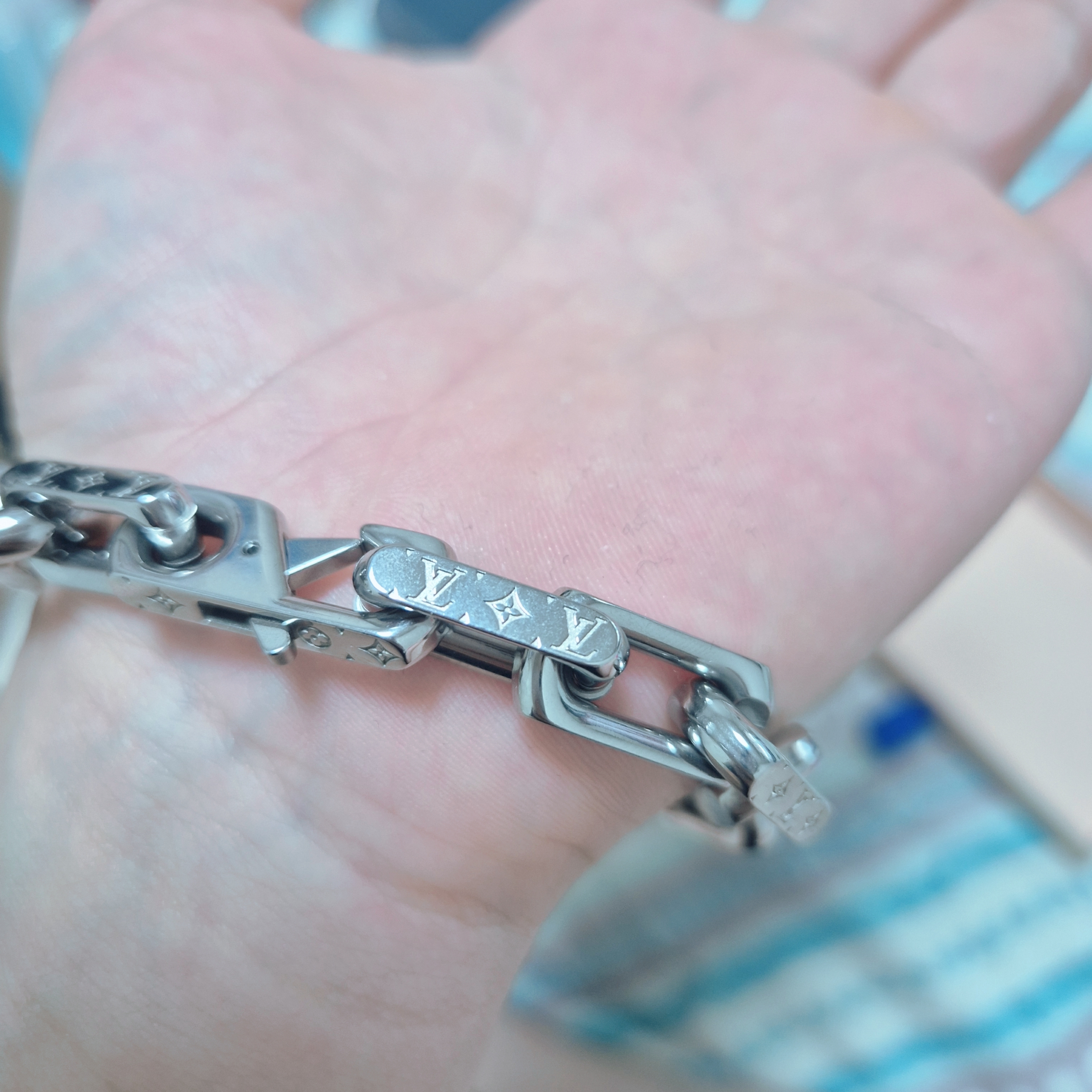 Louis Vuitton Monogram Chain Bracelet Silver 착용 스타일