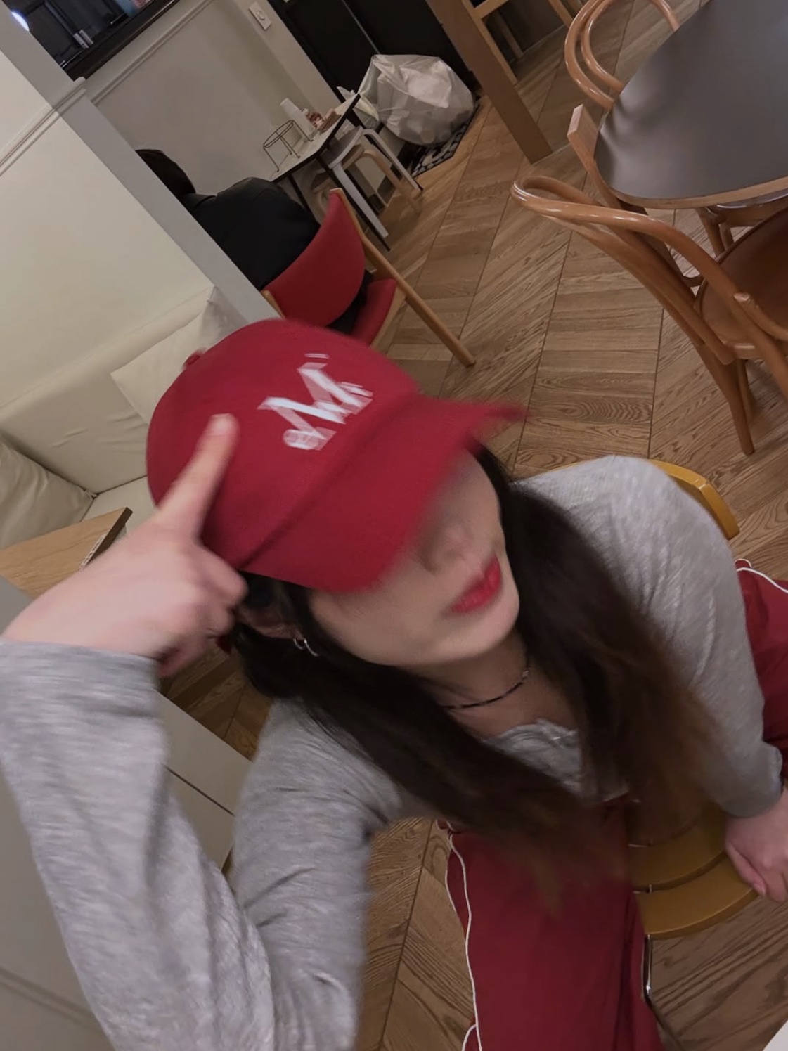 MUCENT Signature Ballcap Burgundy 착용 스타일 - 2