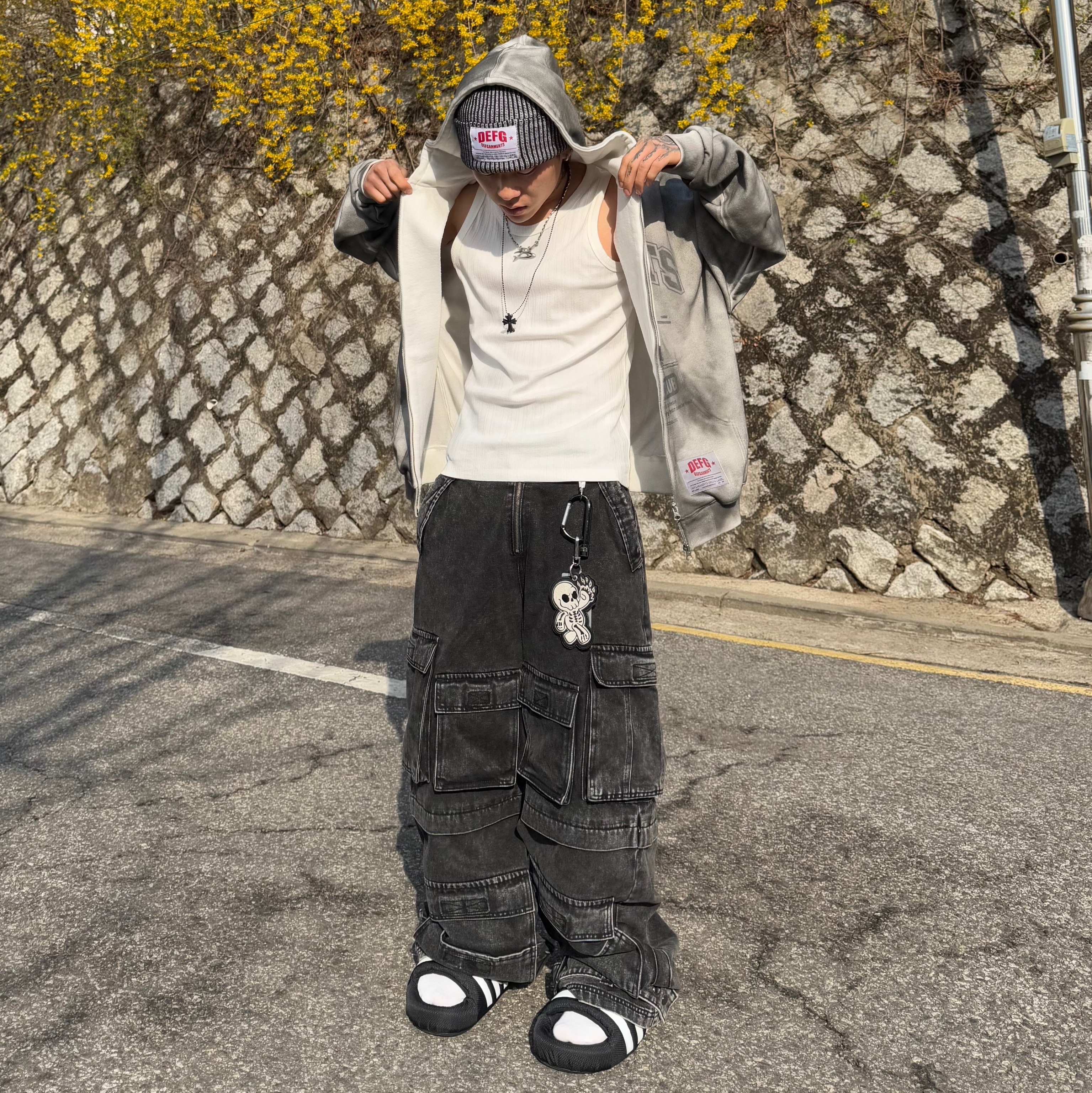 Adidas Adilette 24 Core Black Cloud White, DEFGARMENTS Dirty Washed Hood Zipup Gray 착용 스타일 - 5