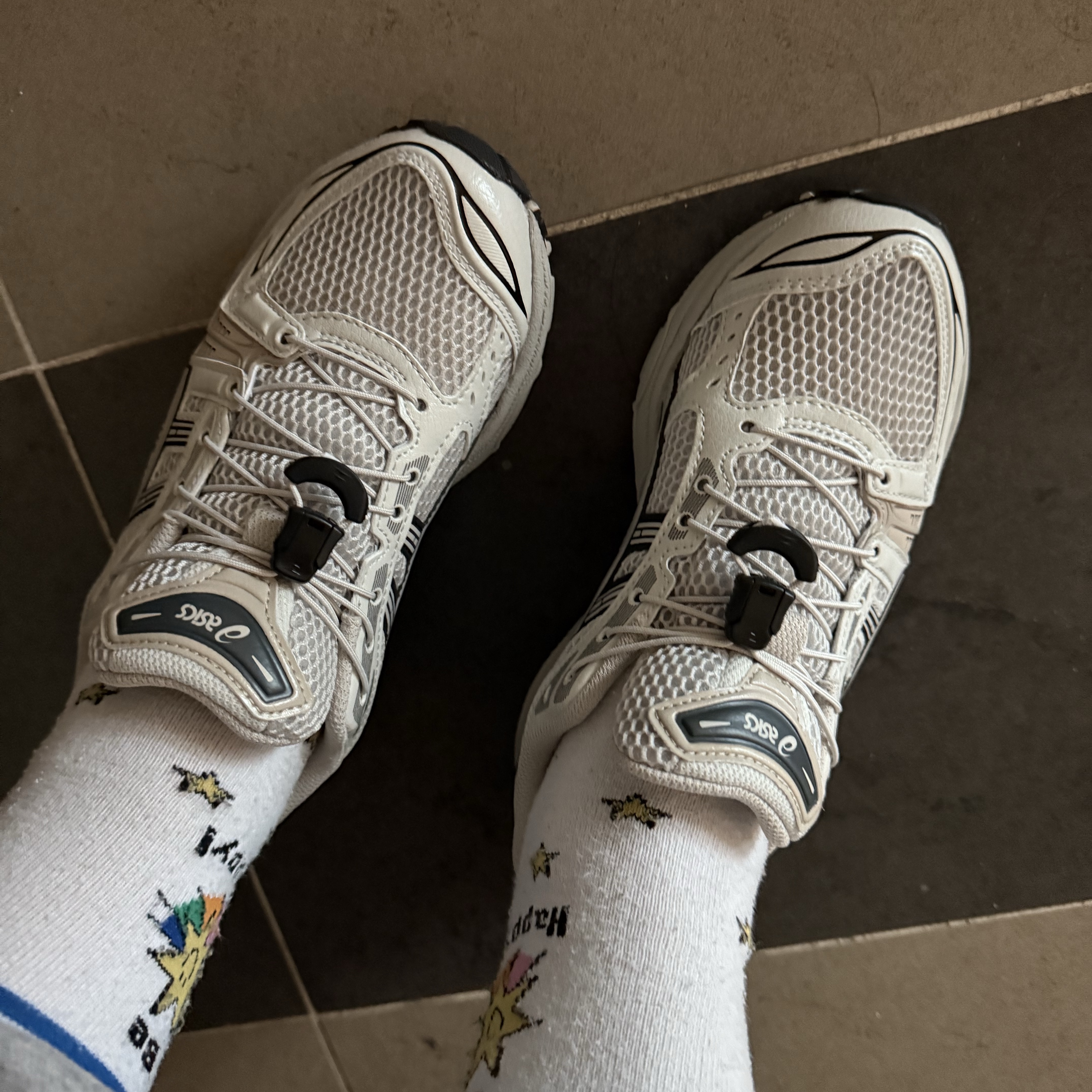 Asics Unlimited Gel-Kayano 14 Smoke Grey, Asics Jog 100 S White Black - 2E Wide 착용 스타일 - 1