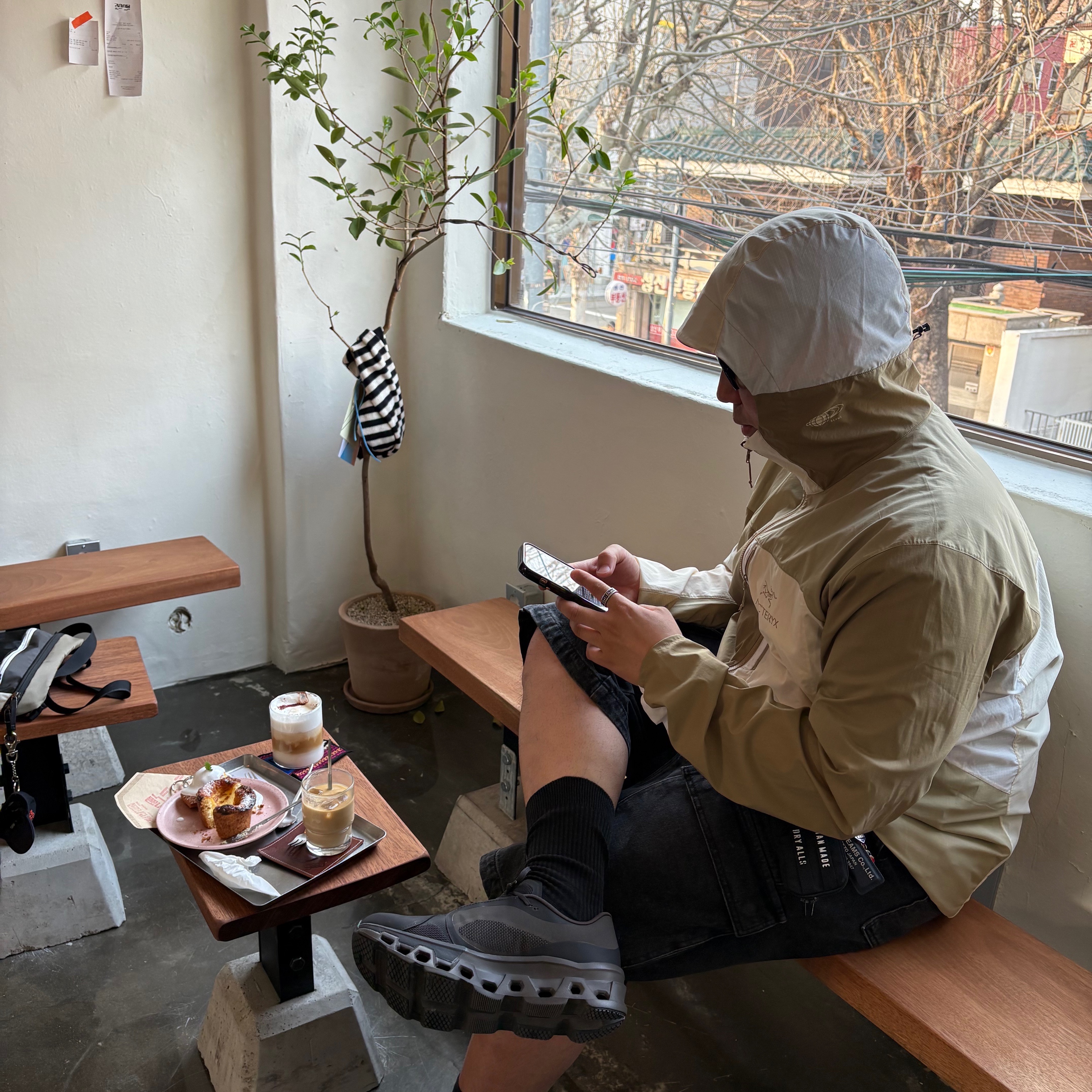 On Running x Post Archive Faction (Paf) Cloudmonster 2 Thorn Brown, Arc'teryx x Beams Squamish Hoody Nagomi 착용 스타일 - 2
