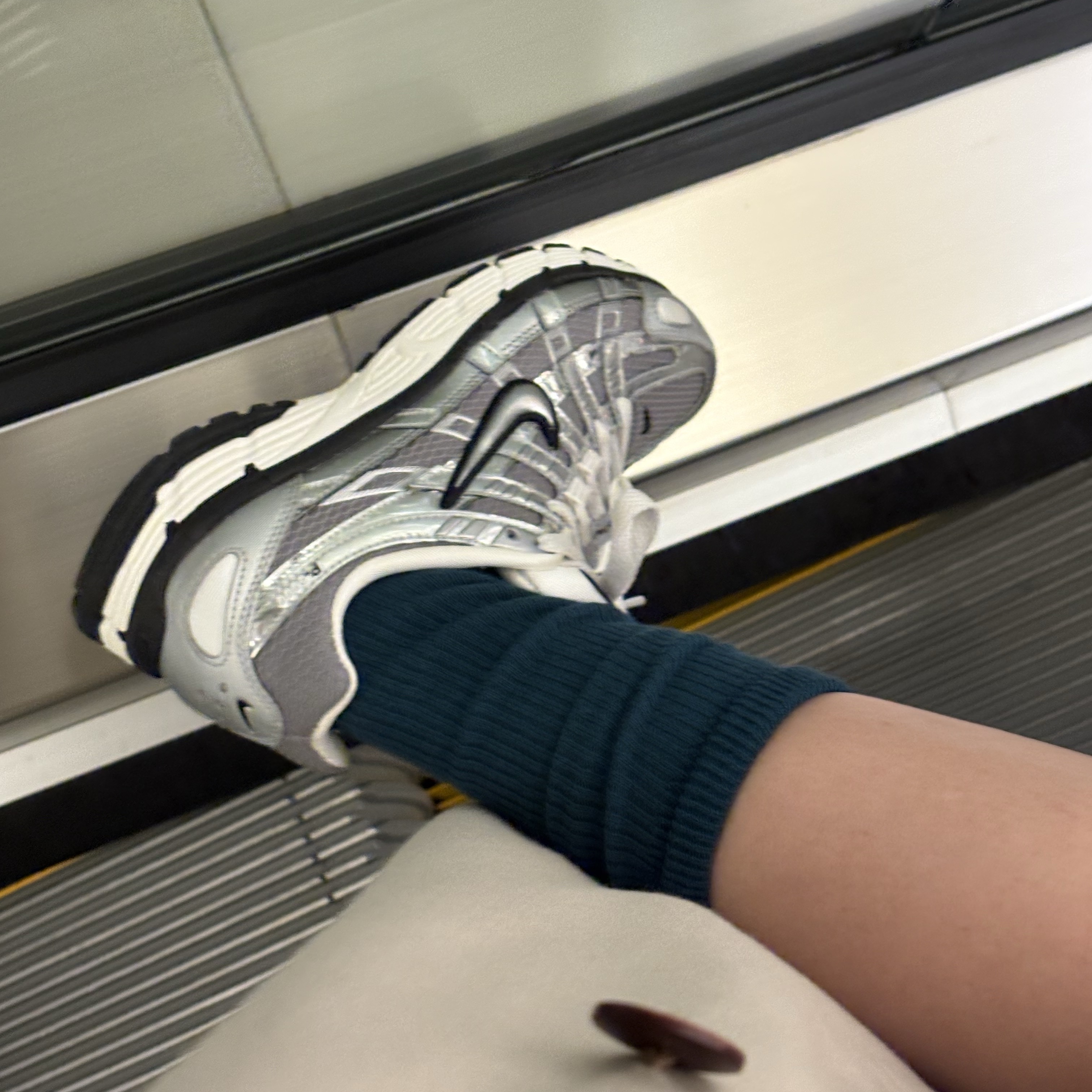 Nike P-6000 Metallic Silver 착용 스타일 - 2